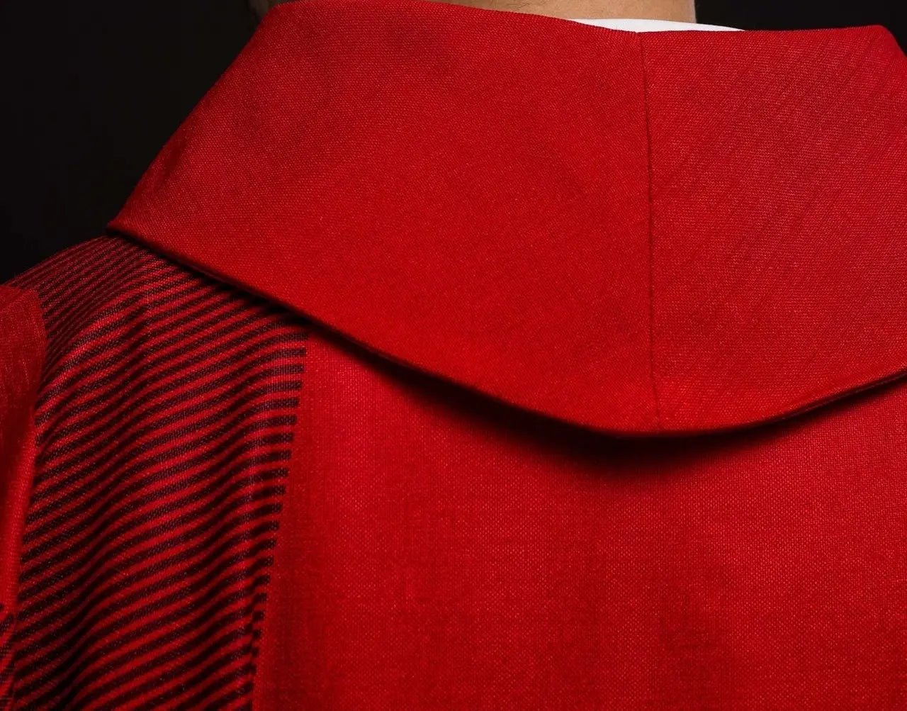 Casulla roja con cruz