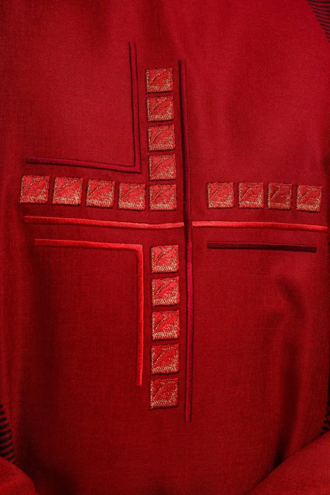 Casulla roja con cruz