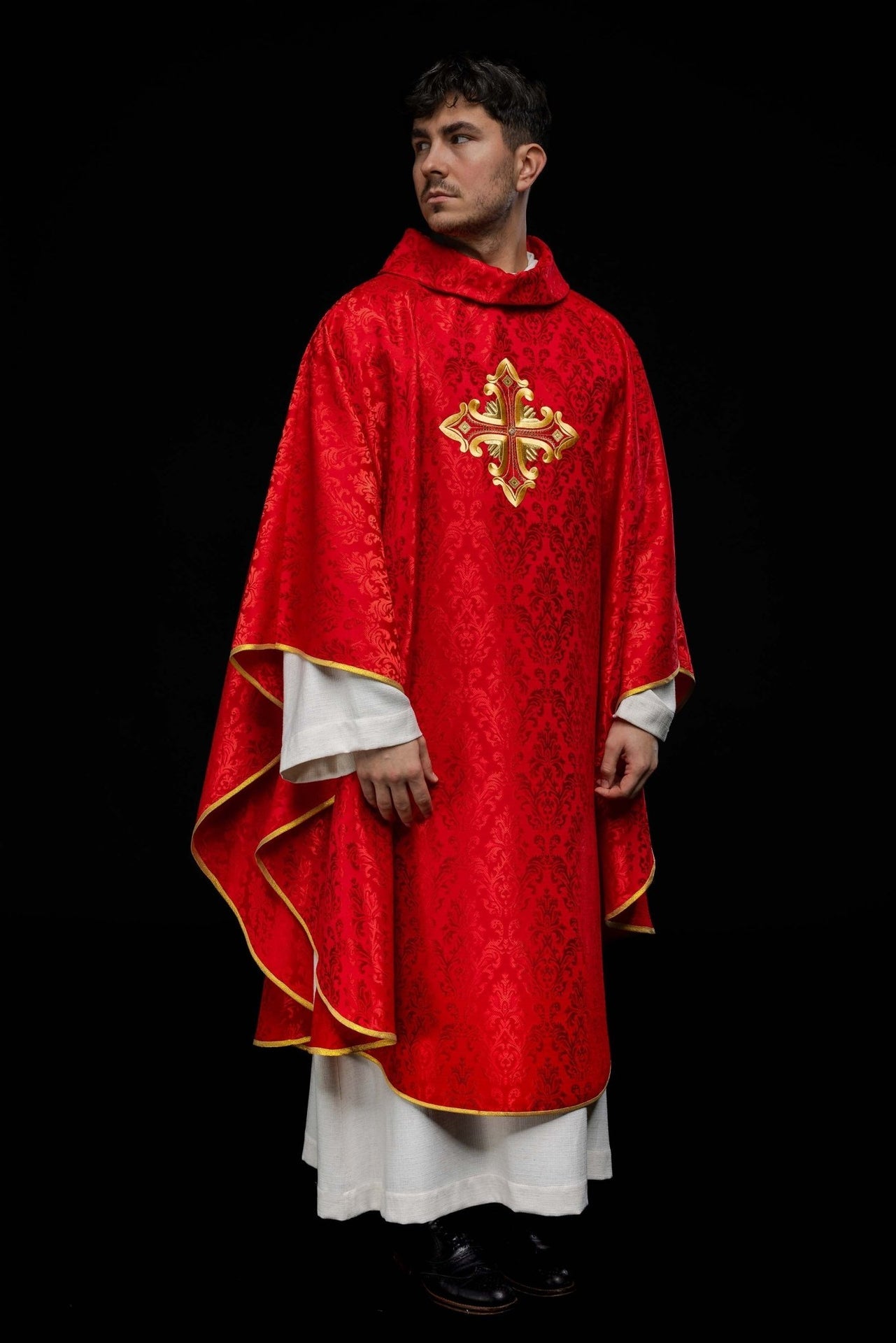 Czerwony ornat z krzyżem uszyty z wzorzystej tkaniny