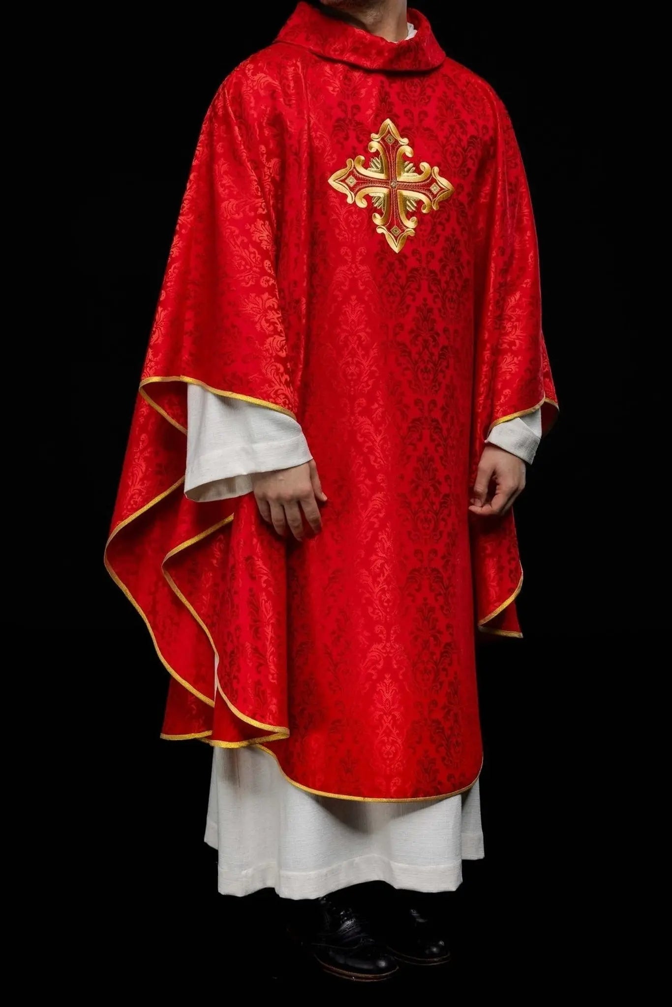 Casulla roja con cruz, hecha de tela estampada