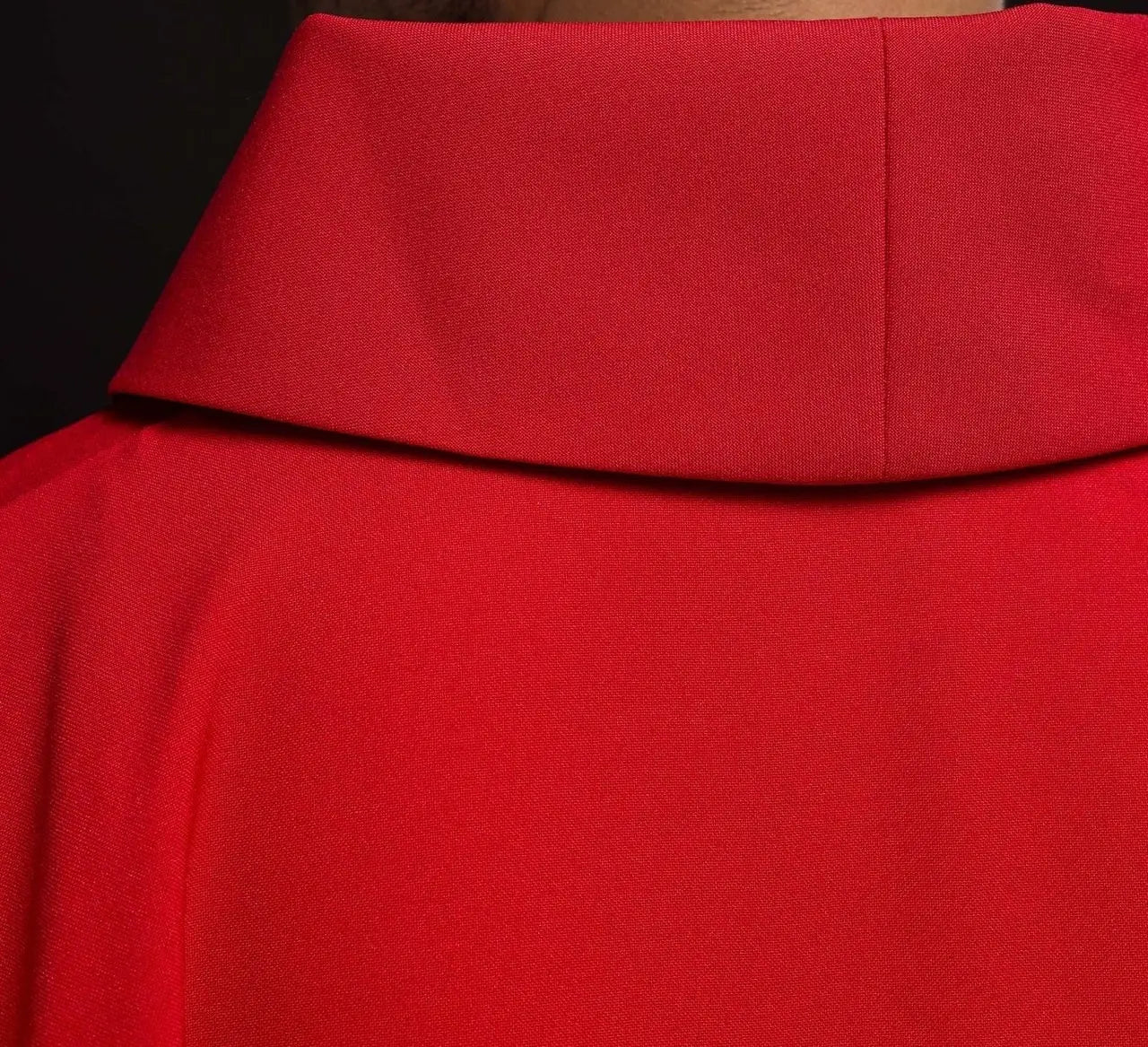 Casulla roja con bordado dorado IHS
