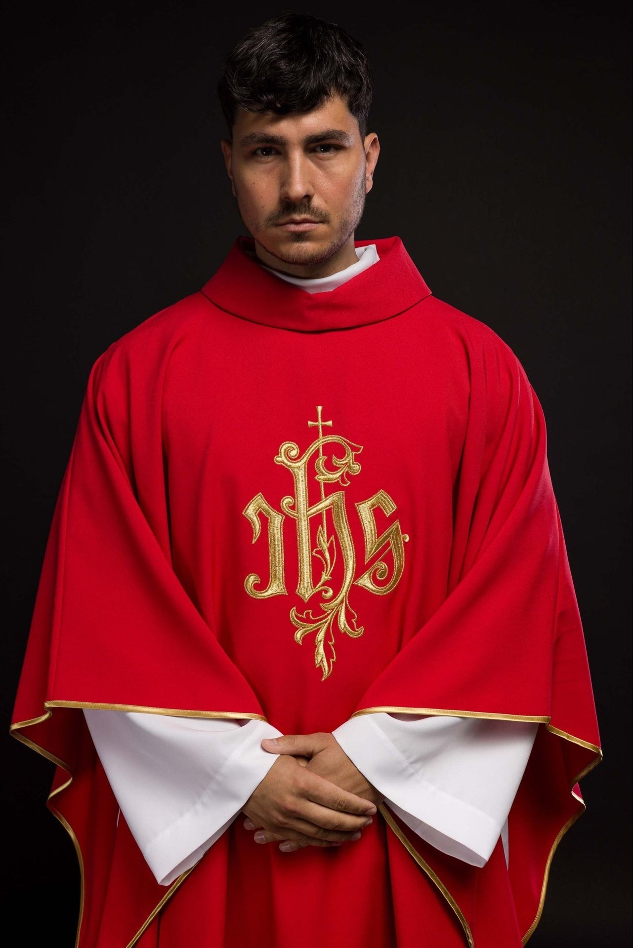 Czerwony ornat z złotym haftem IHS