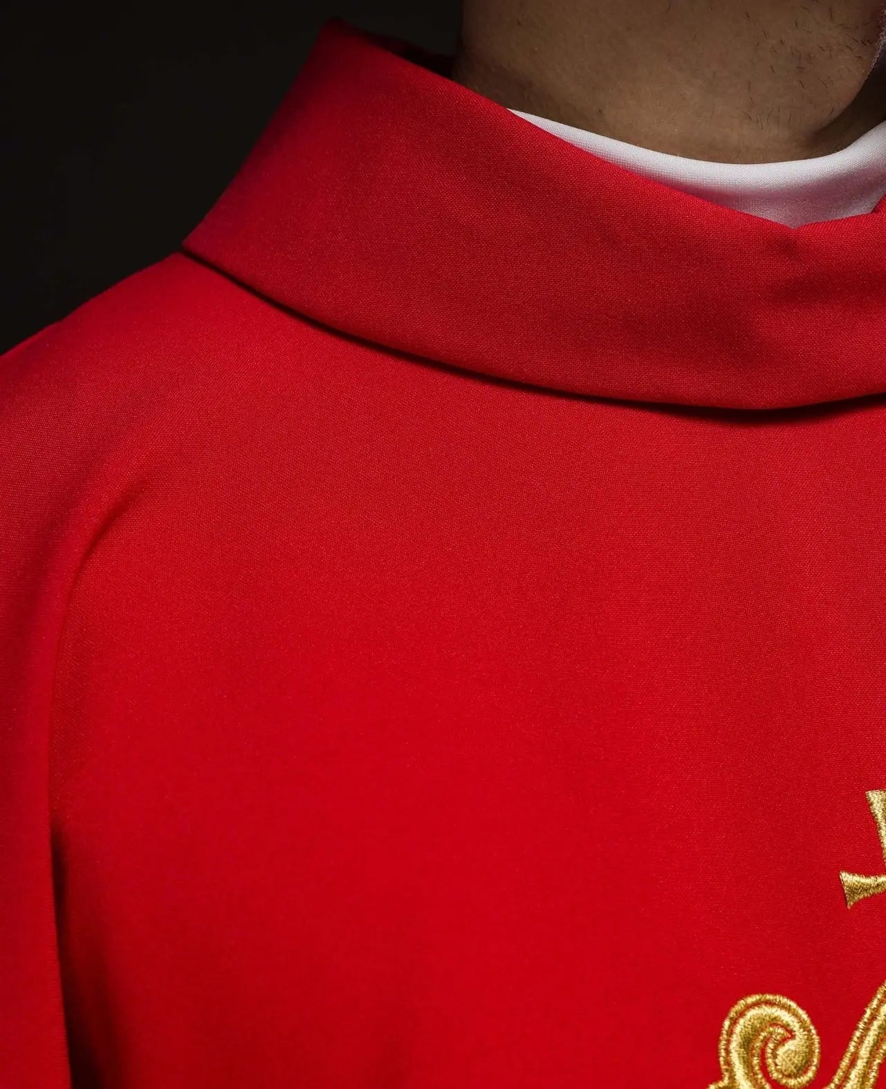 Casulla roja con bordado dorado IHS