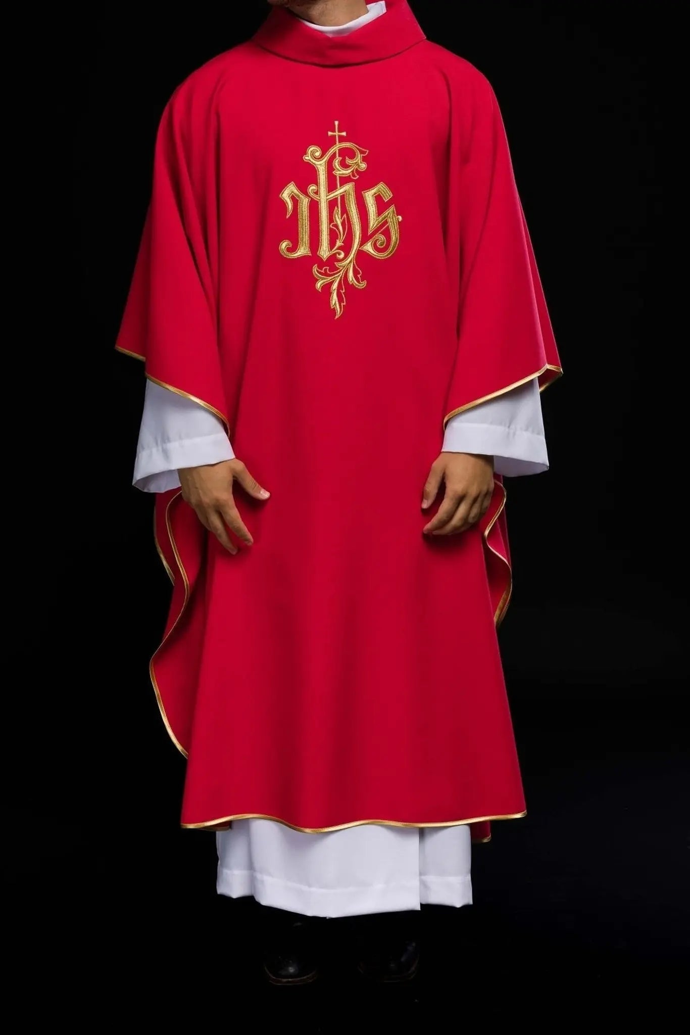 Casulla roja con bordado dorado IHS
