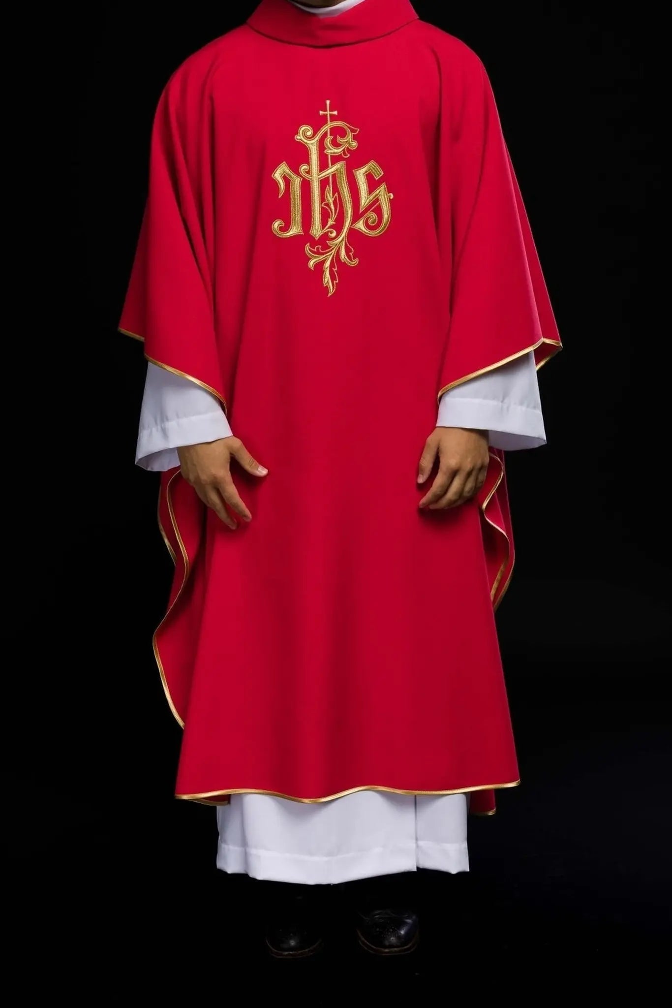 Casulla roja con bordado dorado IHS