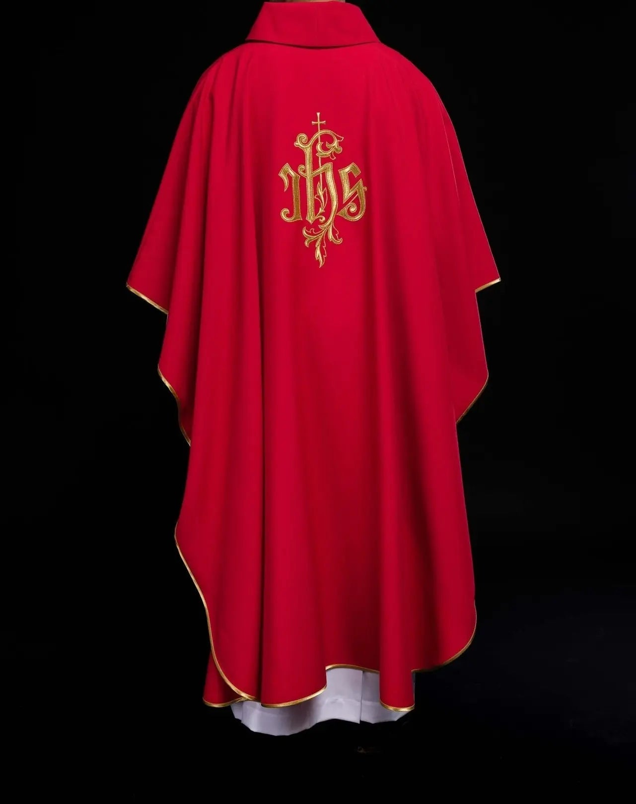 Casulla roja con bordado dorado IHS