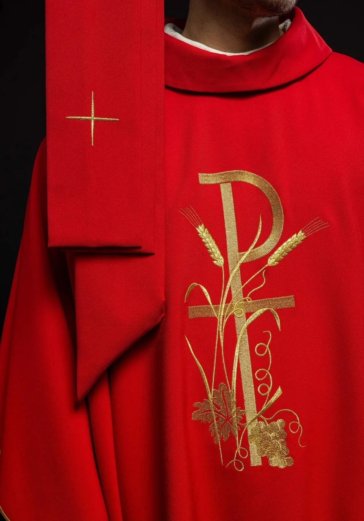 Casulla roja con bordado de cruz dorada