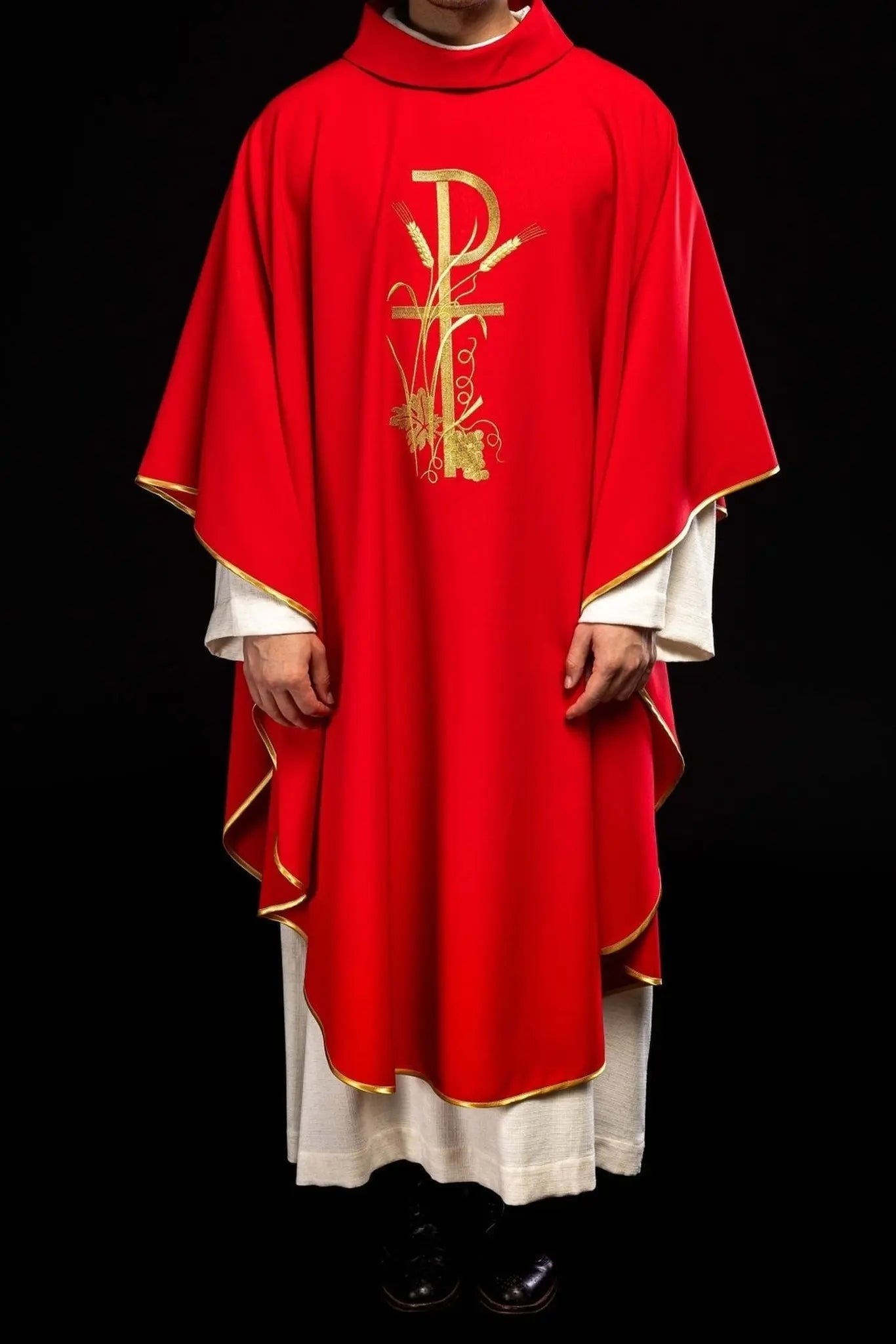 Casulla roja con bordado de cruz dorada