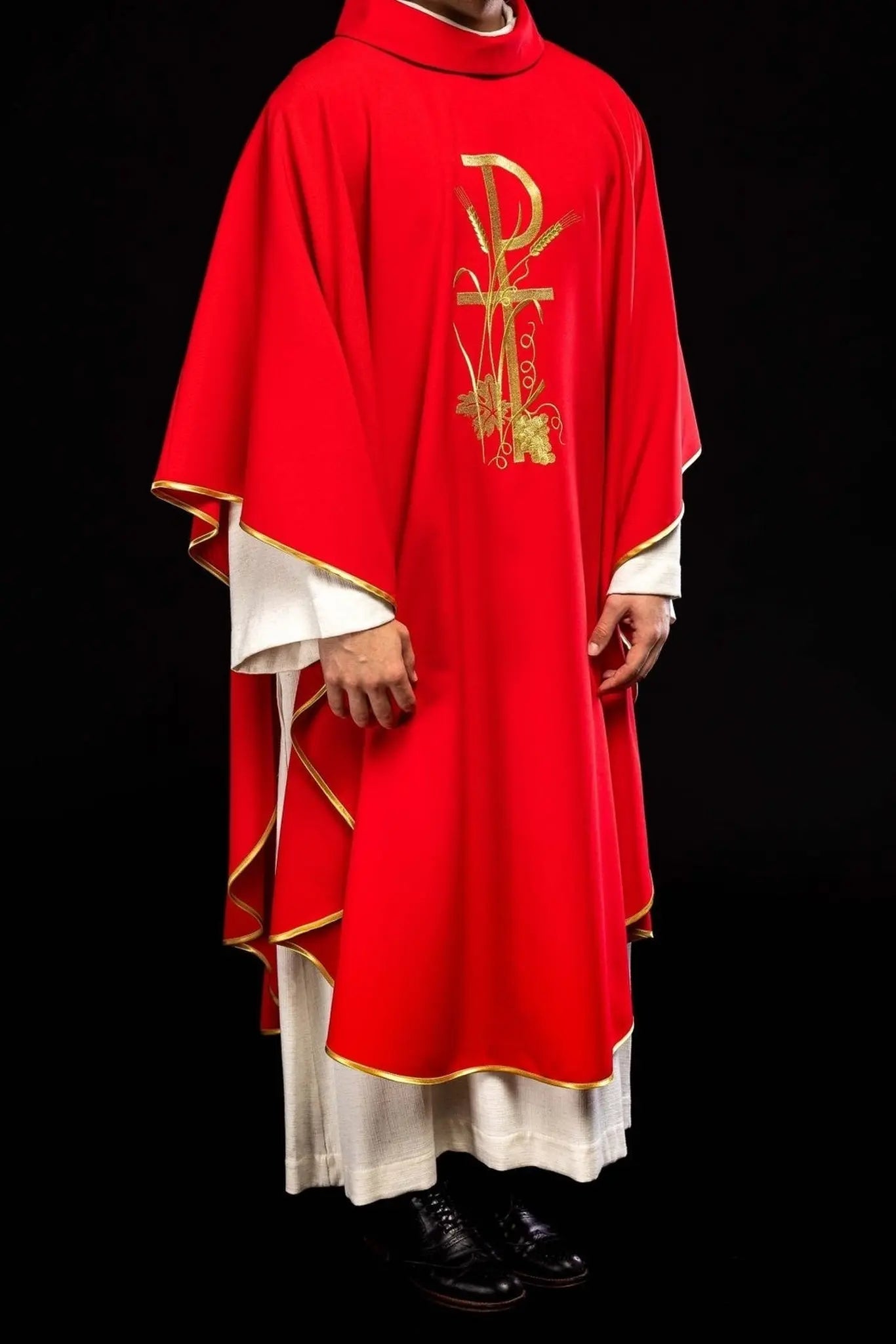 Casulla roja con bordado de cruz dorada