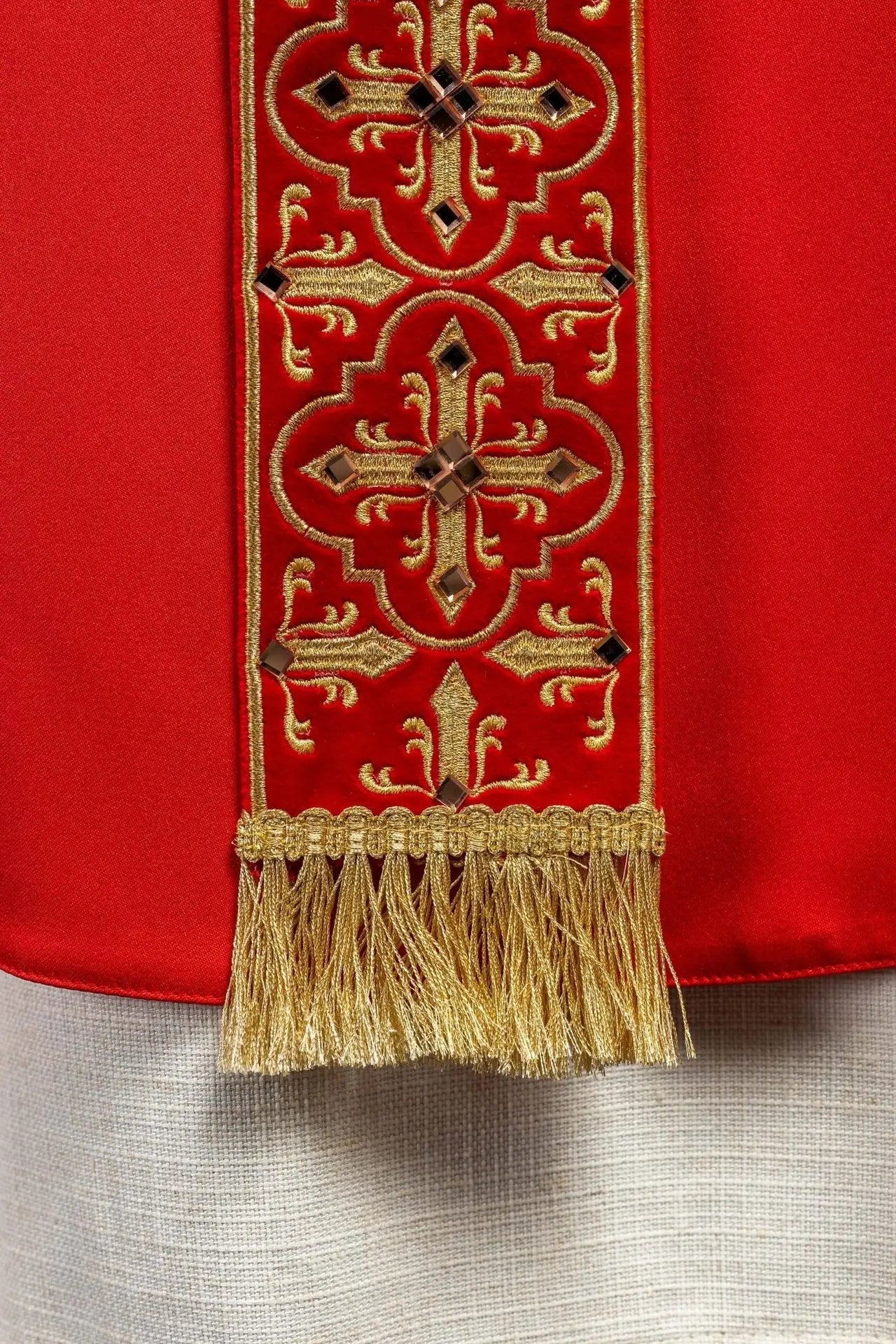 Casulla roja decorada con 500 piedras con banda estrecha