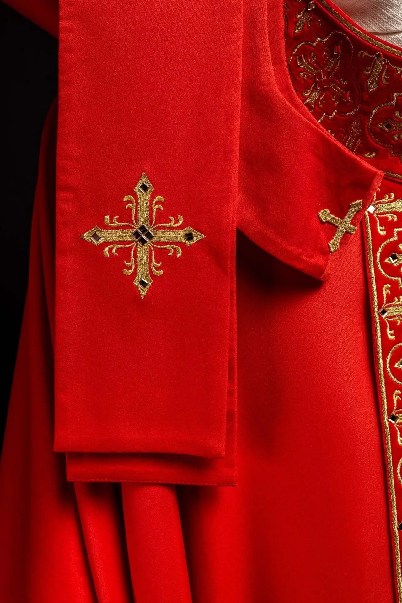 Casulla roja decorada con 500 piedras con banda estrecha