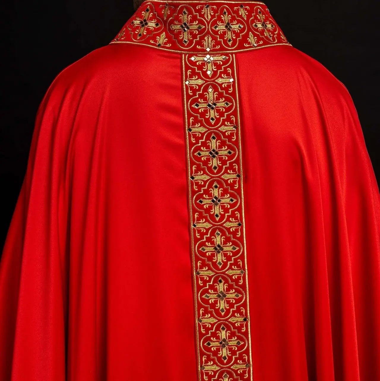 Casulla roja decorada con 500 piedras con banda estrecha