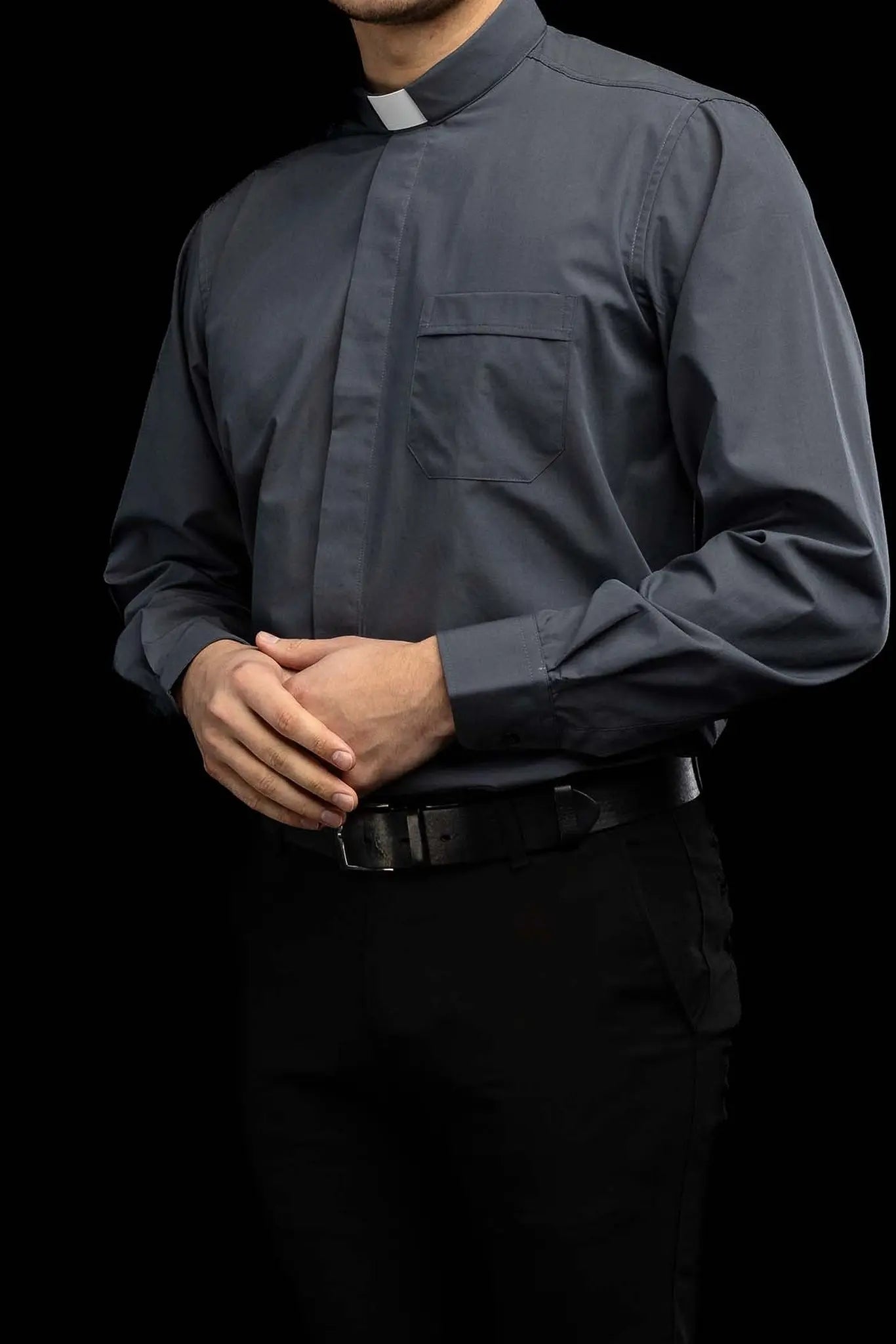 Camisa clerical gris oscuro de manga larga con solapa de cuello