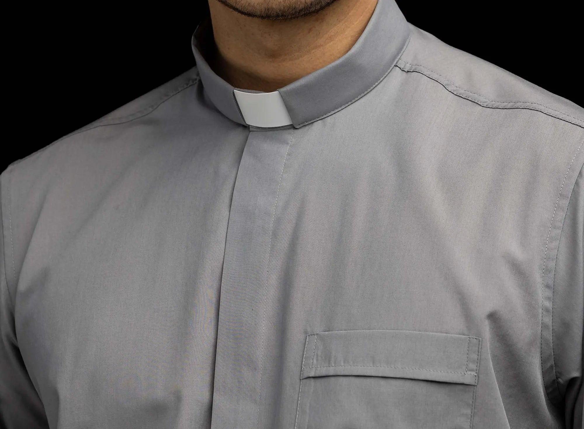 Camisa clerical gris claro de manga corta con solapa de cuello