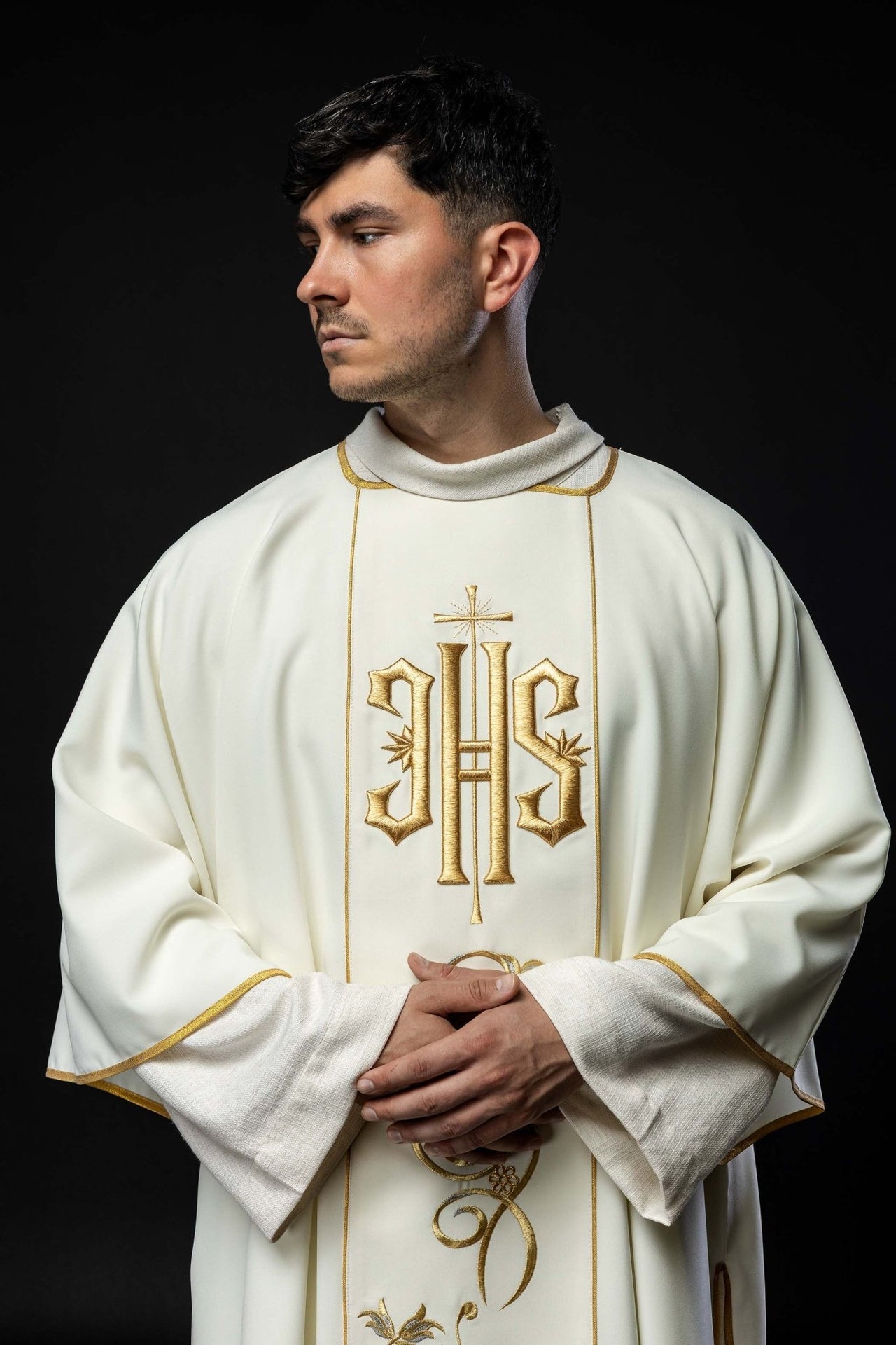 Dalmatyka ecru z haftowanym pasem IHS