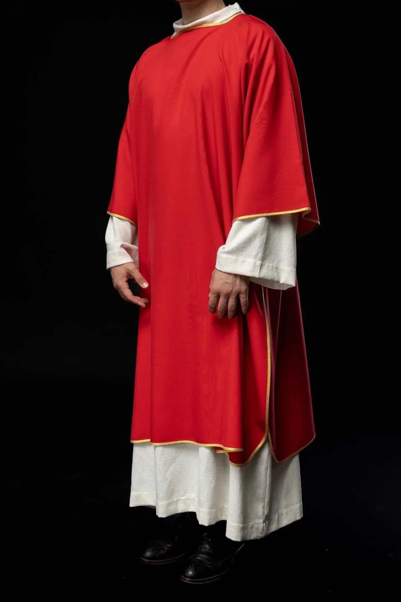 Dalmatica roja lisa con ribete dorado