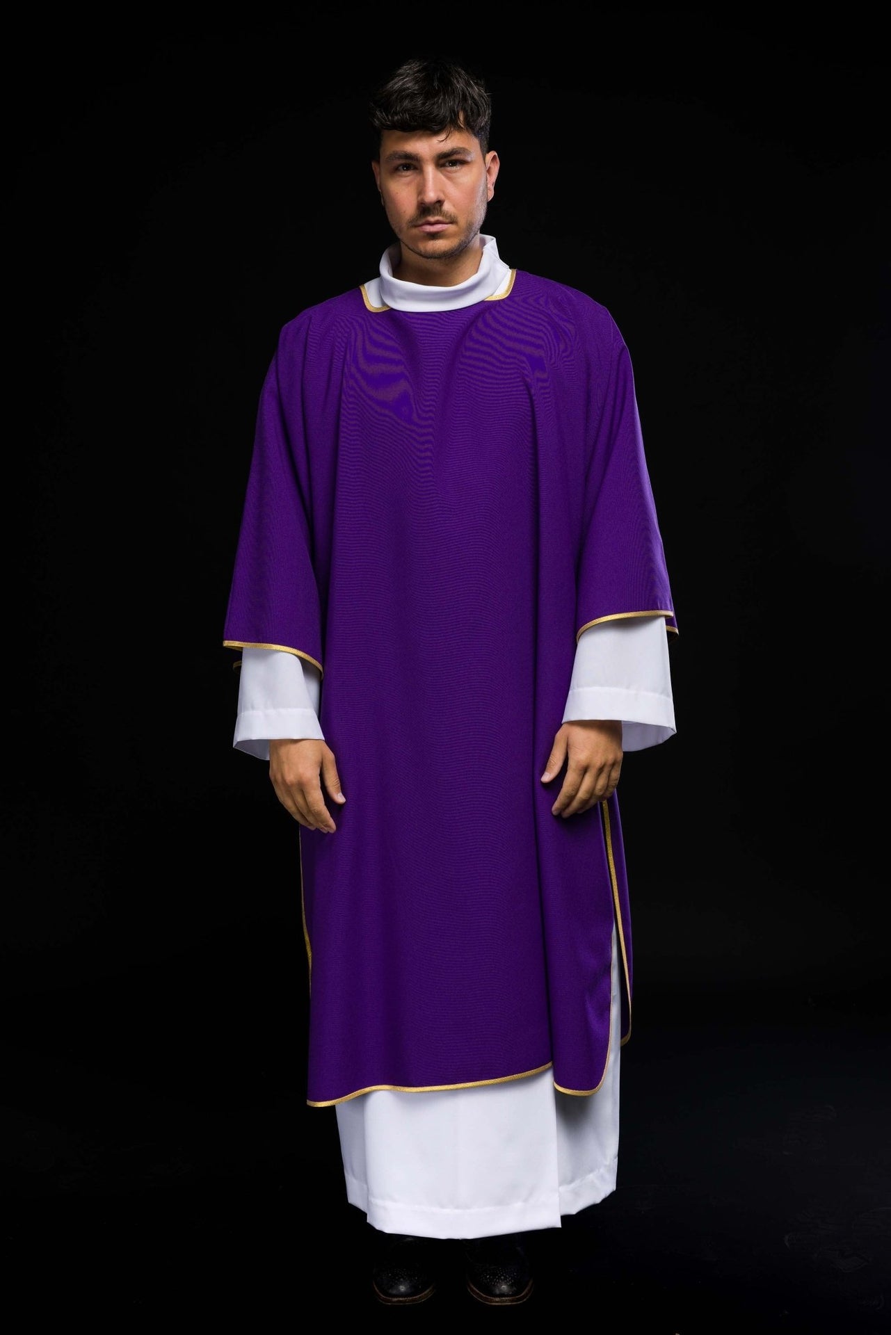 Dalmatyka gładka ze złotą lamówką fioletowa