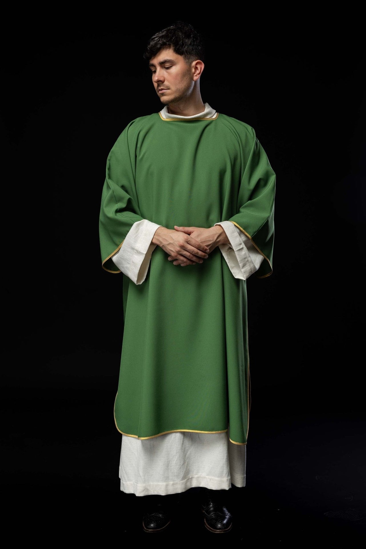 Dalmatyka gładka ze złotą lamówką zielona