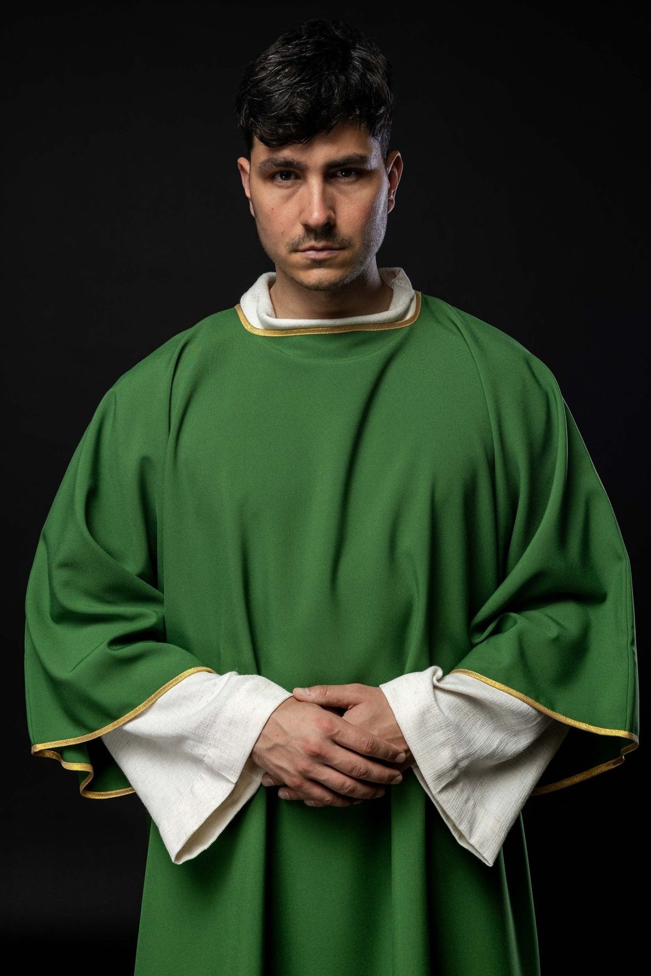 Dalmatyka gładka ze złotą lamówką zielona