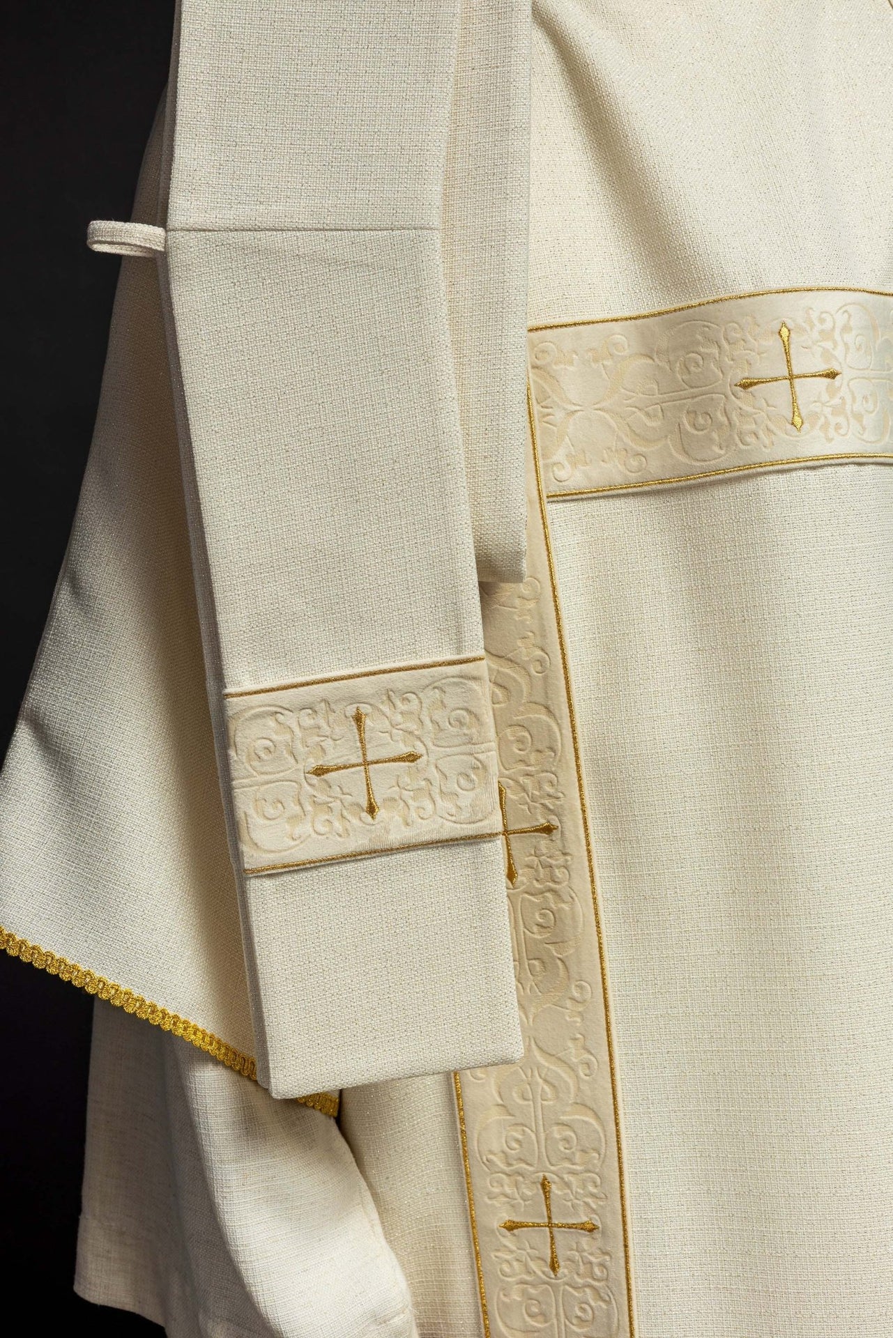 Dalmatyka z aksamitnymi pasami i haftowanymi złotymi krzyżami ecru