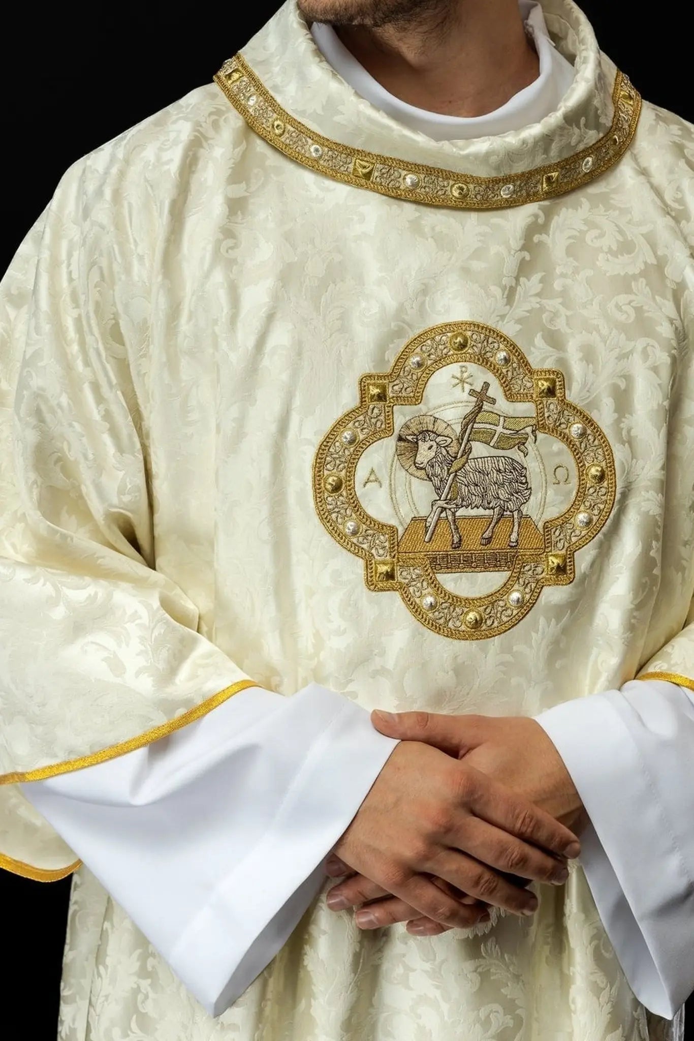 Dalmatica con bordado del Cordero de Pascua en tela decorativa