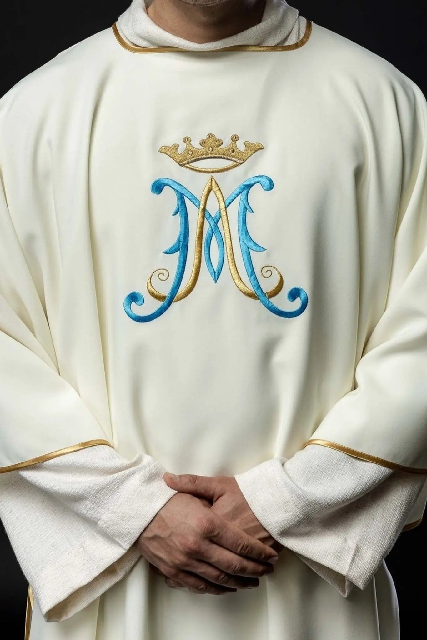 Dalmatica ecru con bordado mariano