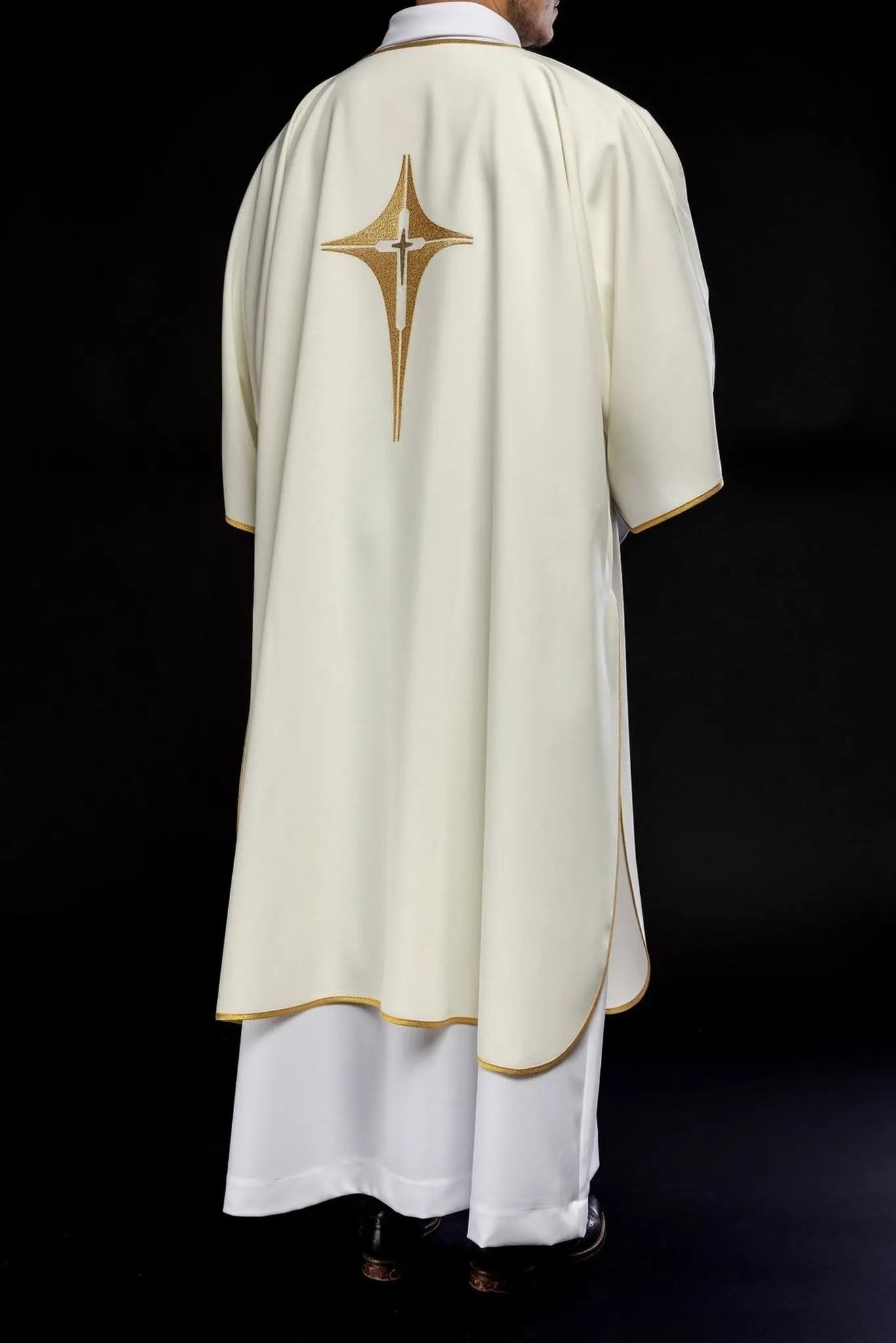 Dalmatica with embroidered gold cross in ecru