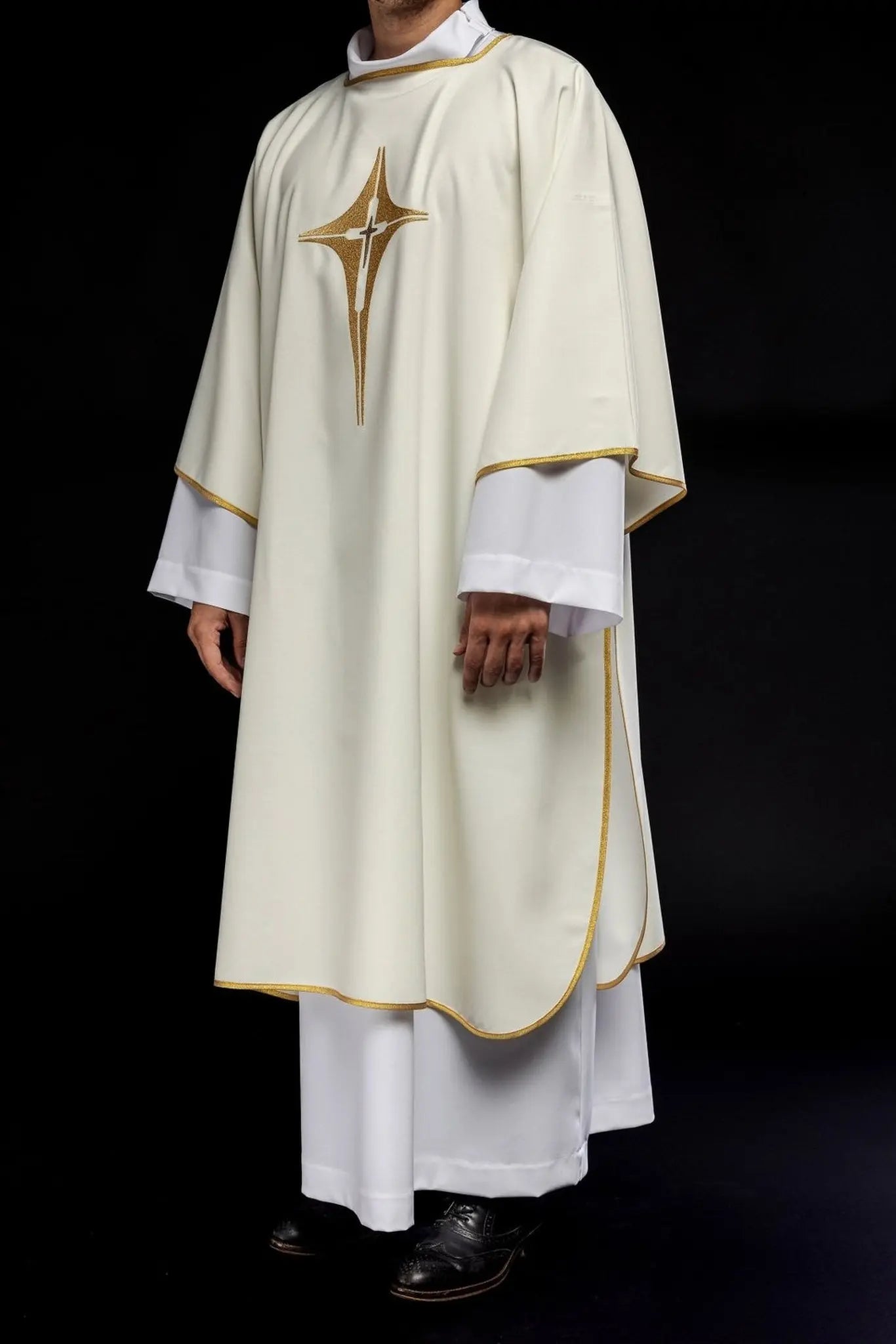 Dalmatica with embroidered gold cross in ecru