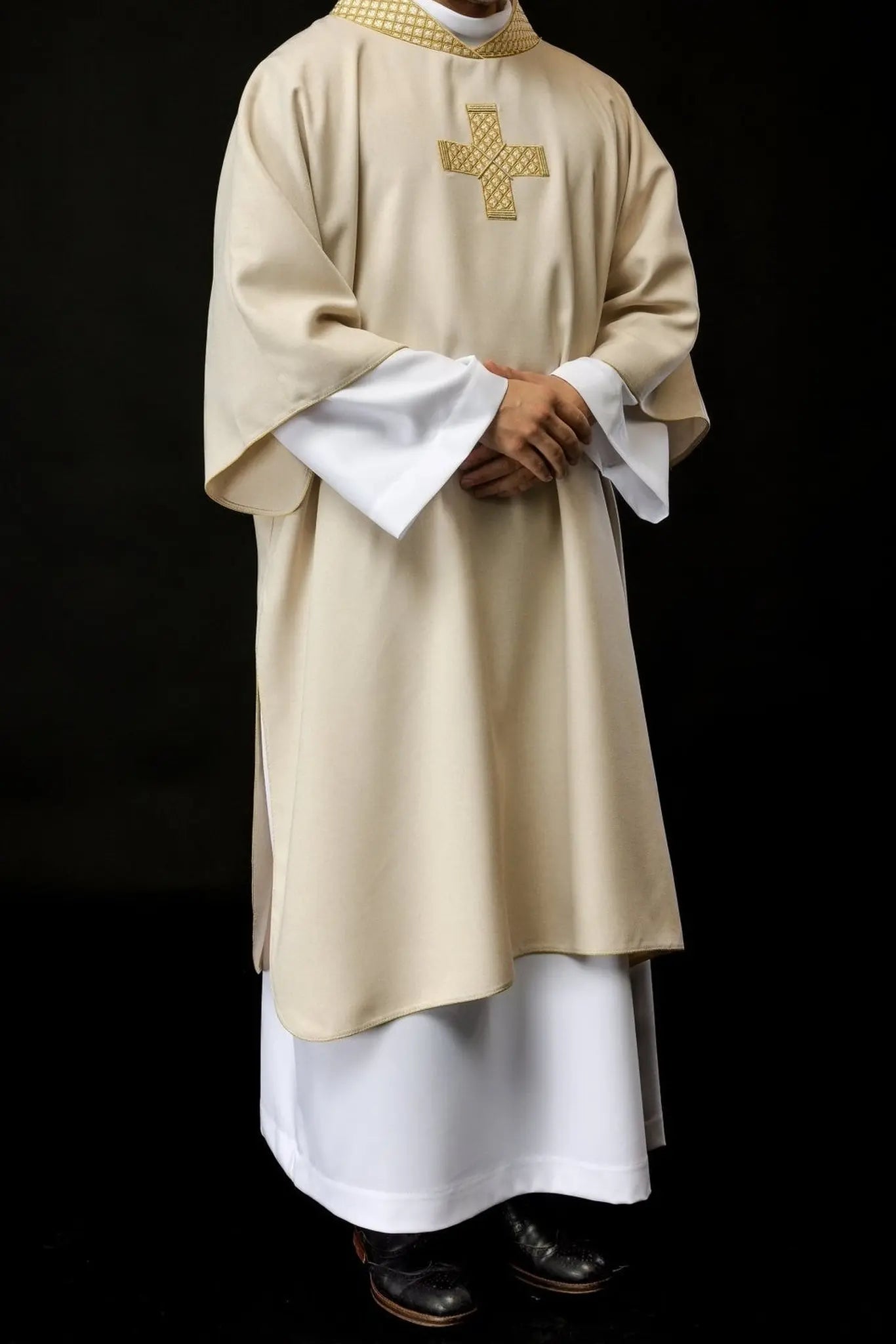 Dalmatia with embroidered crosses and ecru collar