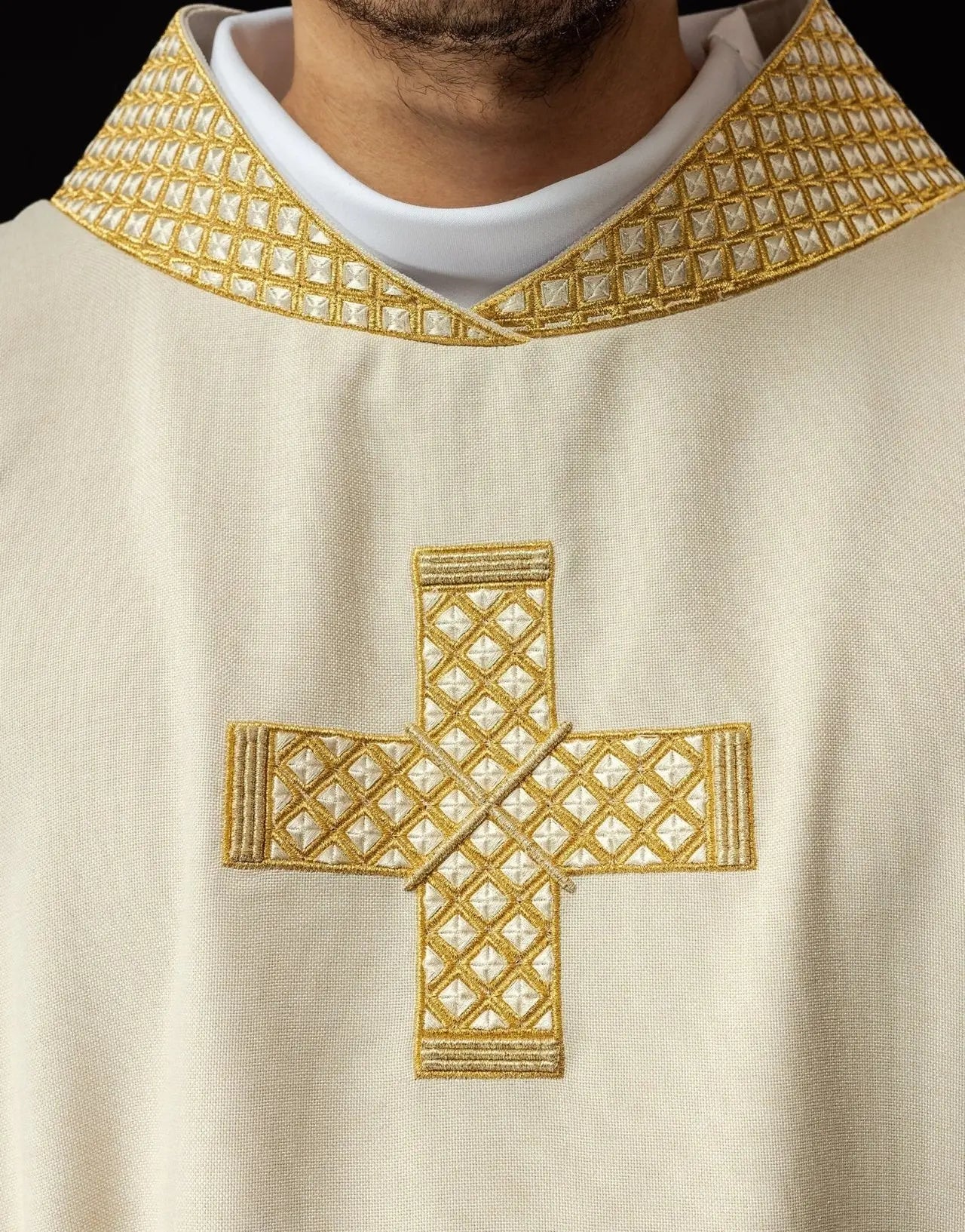 Dalmatia with embroidered crosses and ecru collar