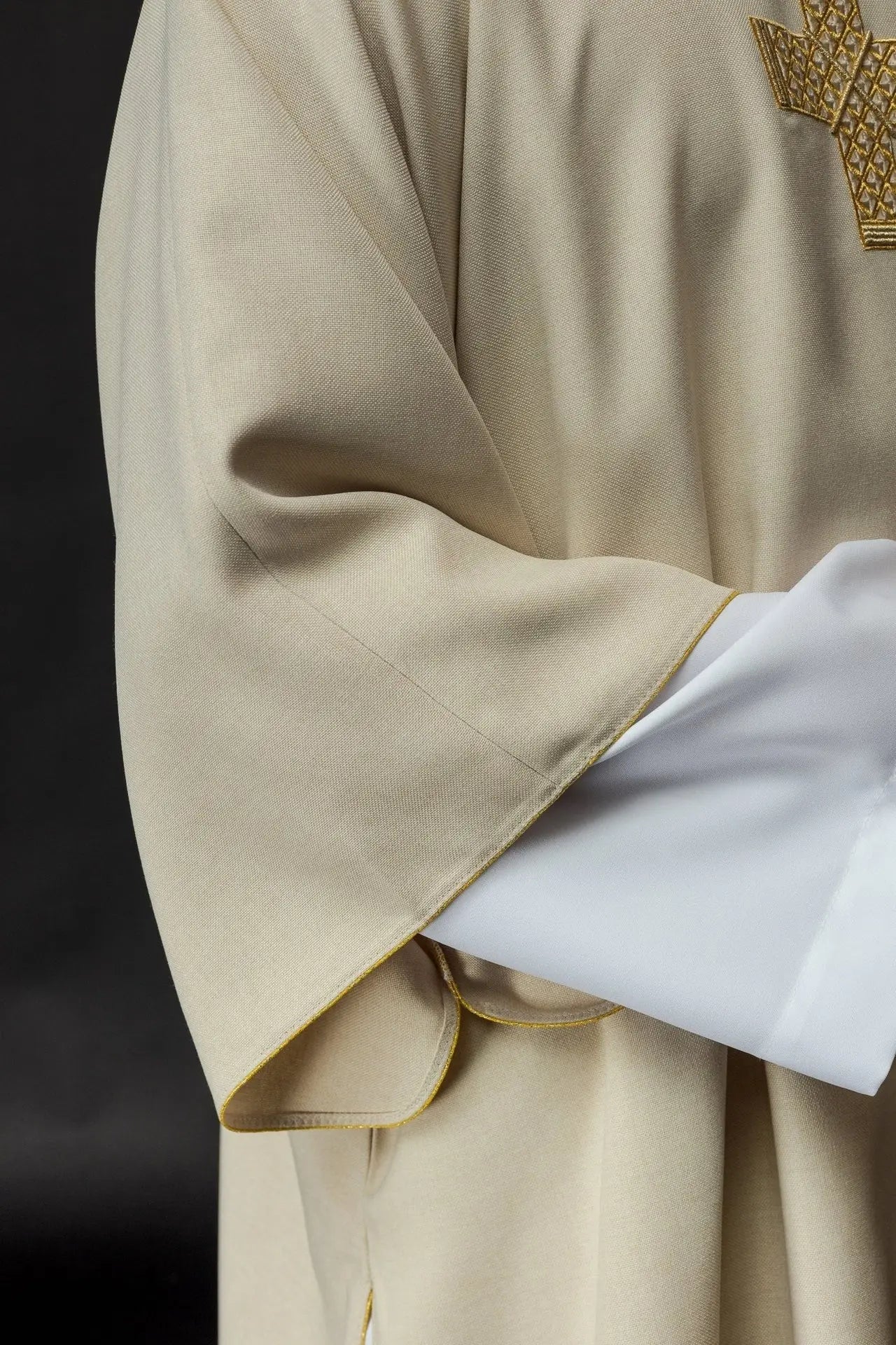 Dalmatia with embroidered crosses and ecru collar