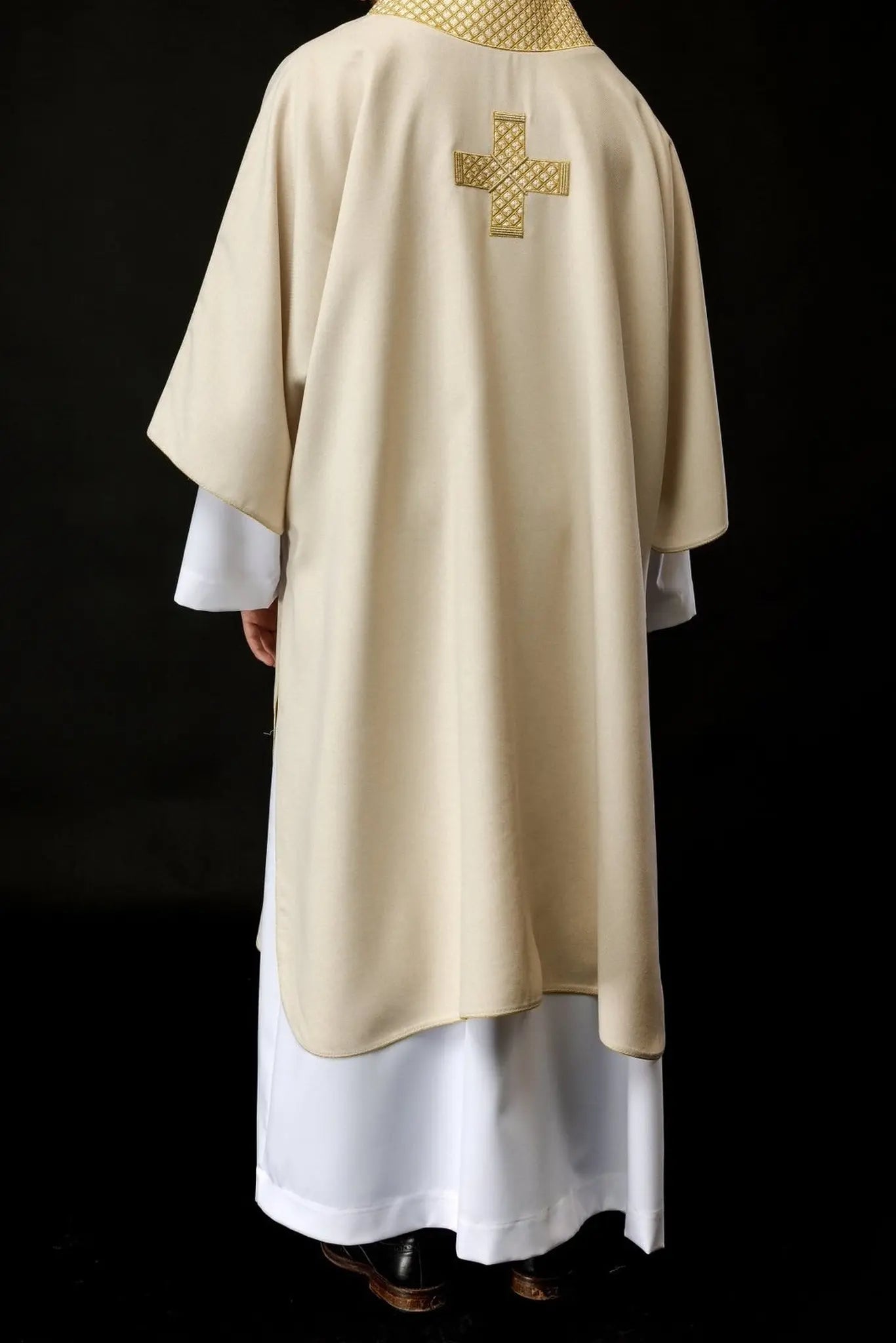 Dalmatia with embroidered crosses and ecru collar