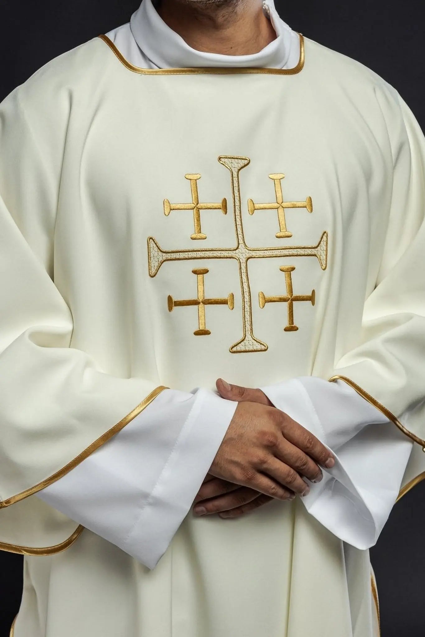 Dalmatica con cruces bordadas en oro ecru