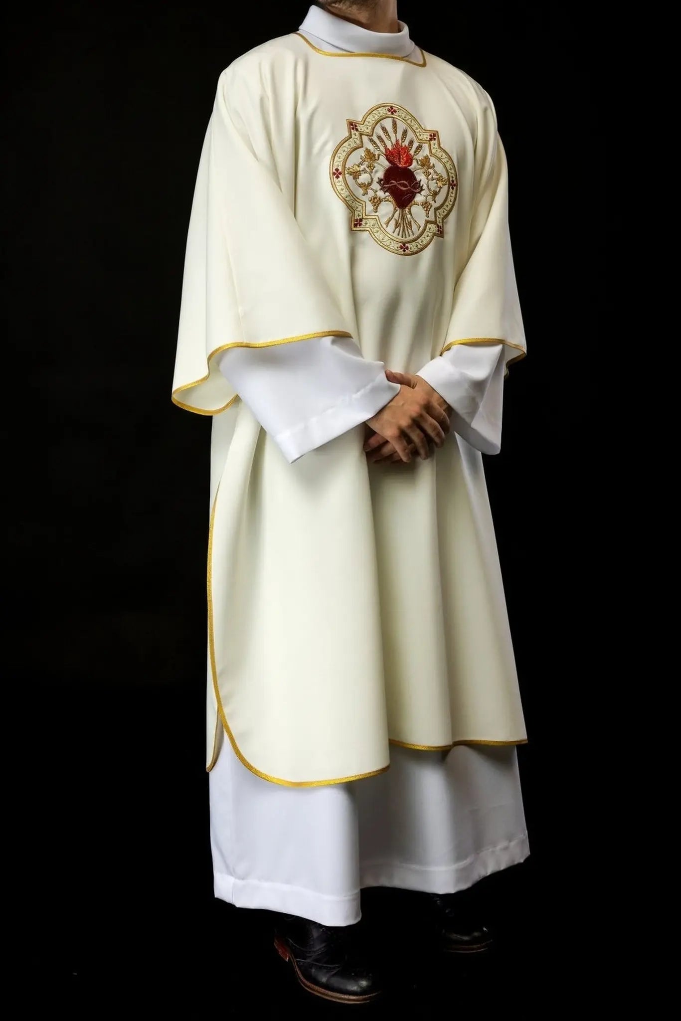 Dalmatica con el motivo del Corazón de Jesús y el Cáliz Eucarístico