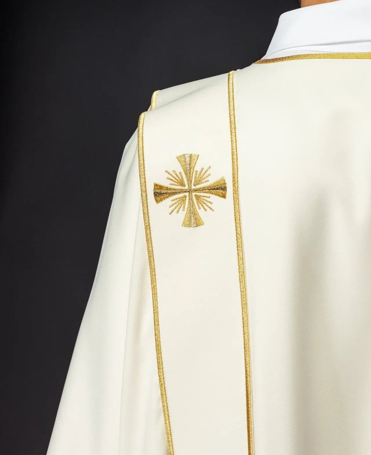 Dalmatica con bandas y cruces doradas bordadas en ecru