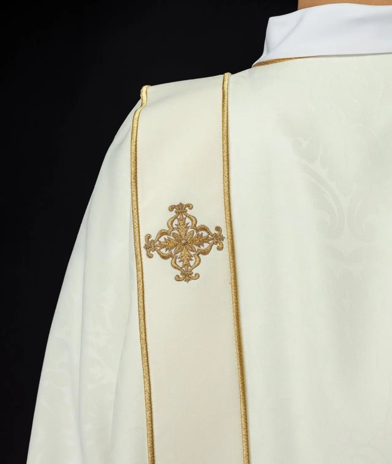 Dalmáticas con bandas y cruces bordadas en oro sobre jacquard ecru