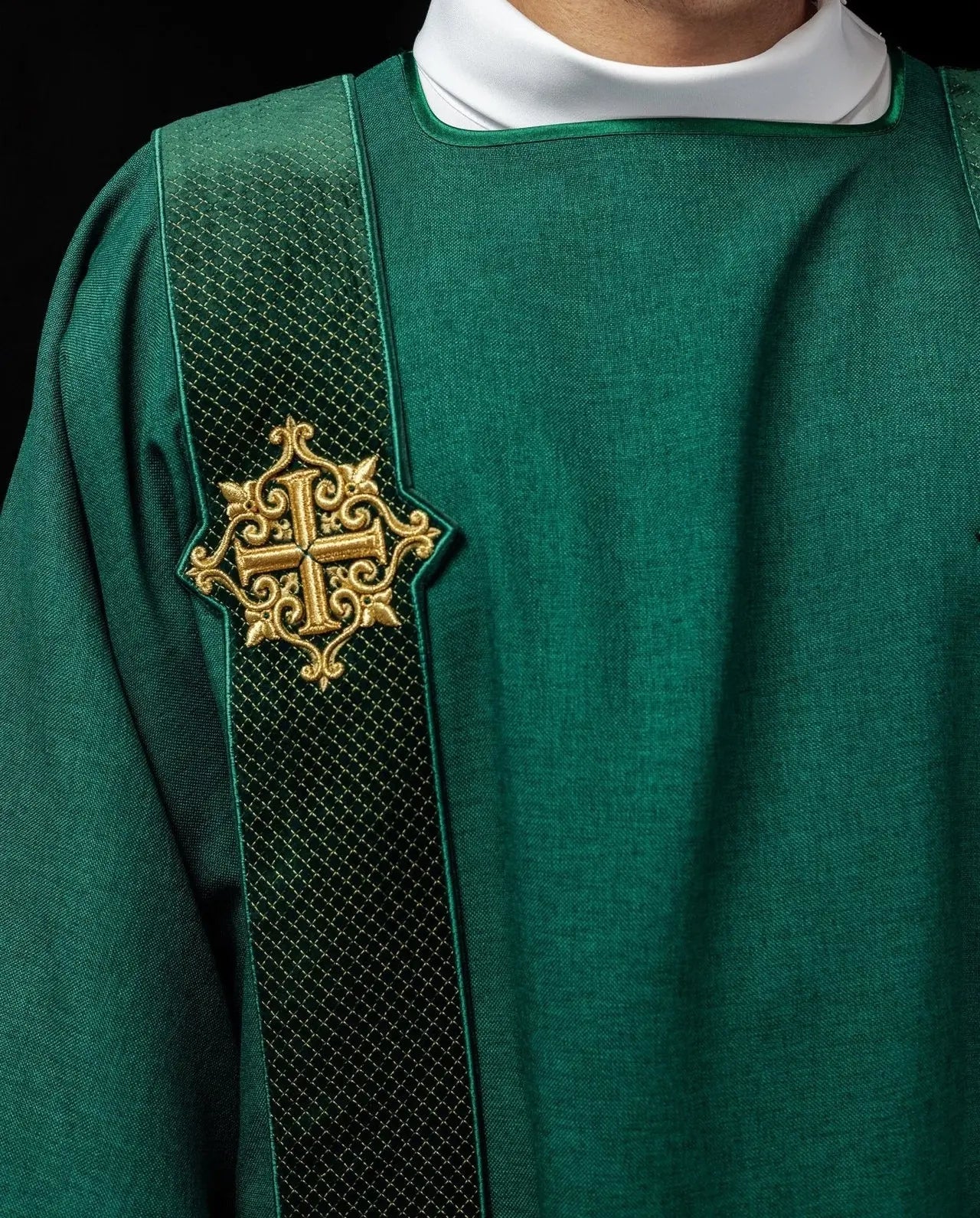 Dalmatica de terciopelo con rayas y símbolos de cruz – verde