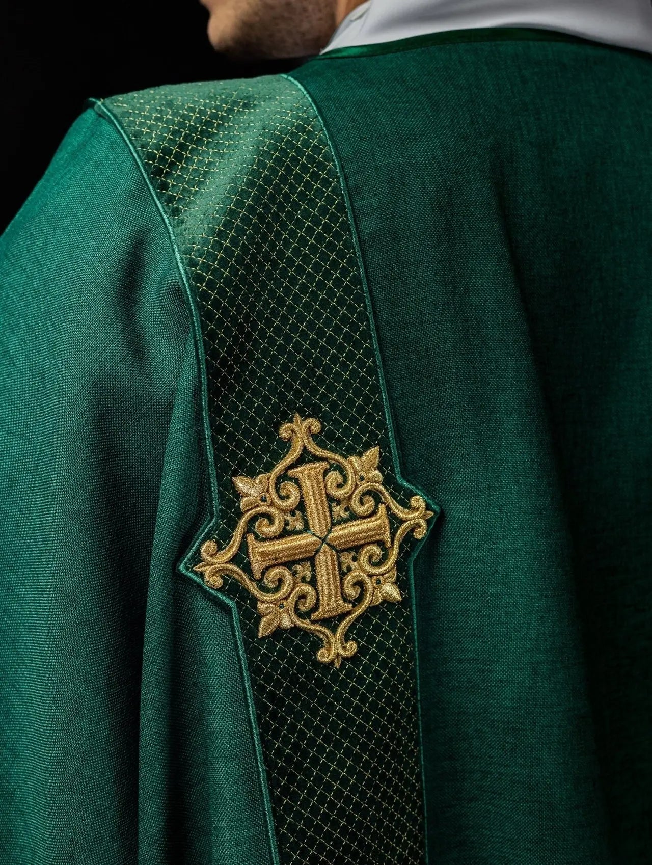 Dalmatica de terciopelo con rayas y símbolos de cruz – verde