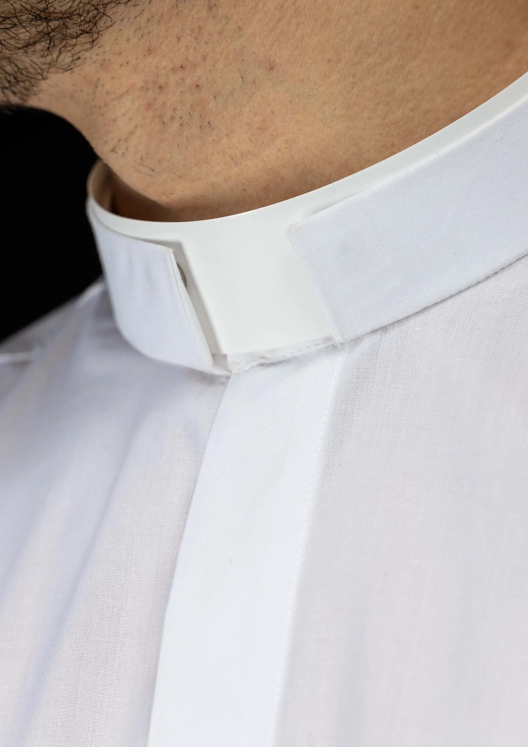 Camisa romana para clero blanca de manga larga con solapa de cuello