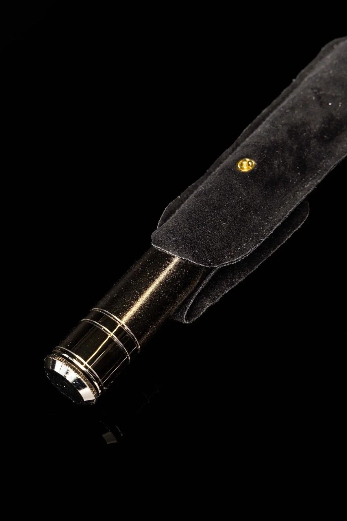 Hisopo litúrgico metálico con estuche, 6,75 pulgadas (17 cm), en estuche negro, vista de detalle