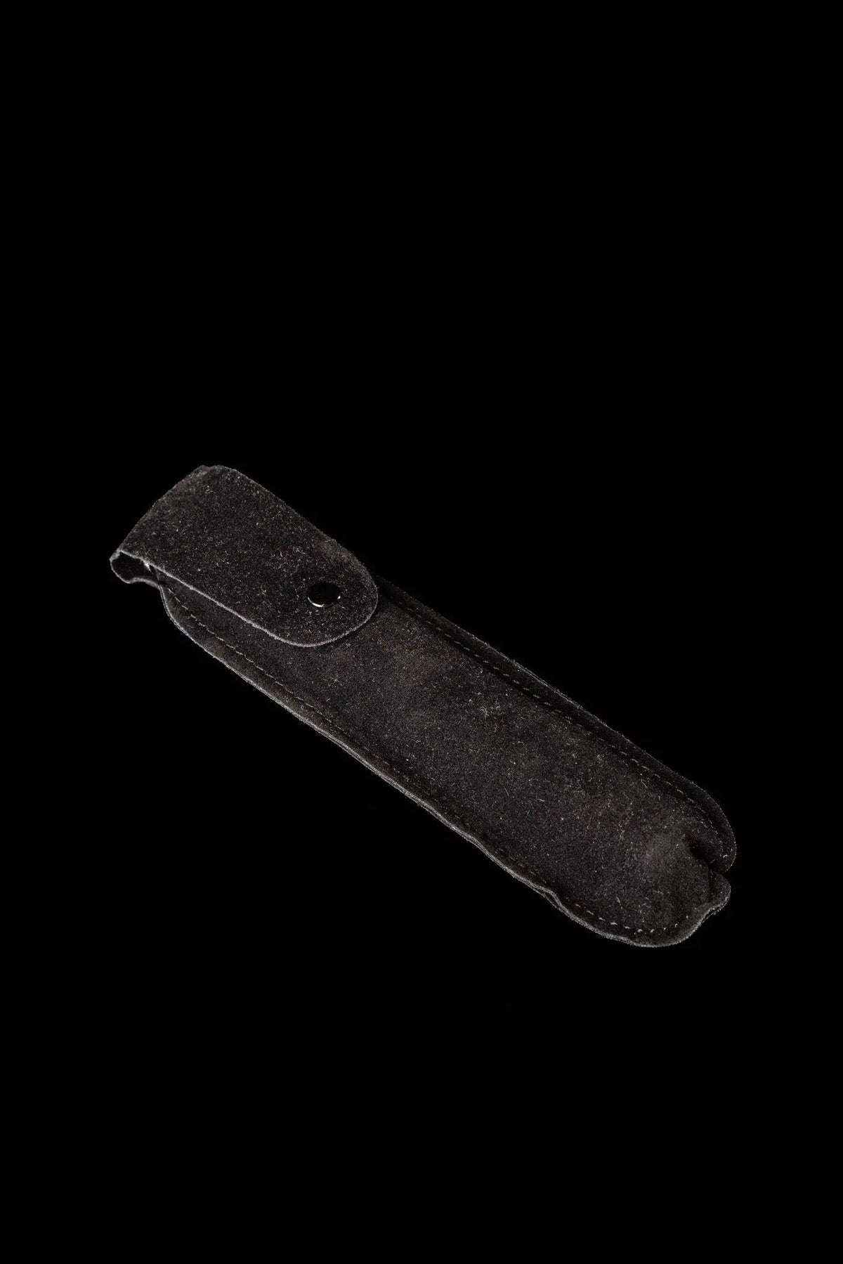 Estuche negro del hisopo litúrgico metálico, vista abierta