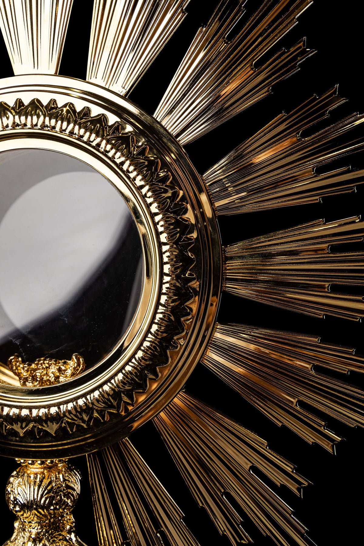 Gold-plated brass monstrance with Radiant Rays of Christ's Glory, left ray detail