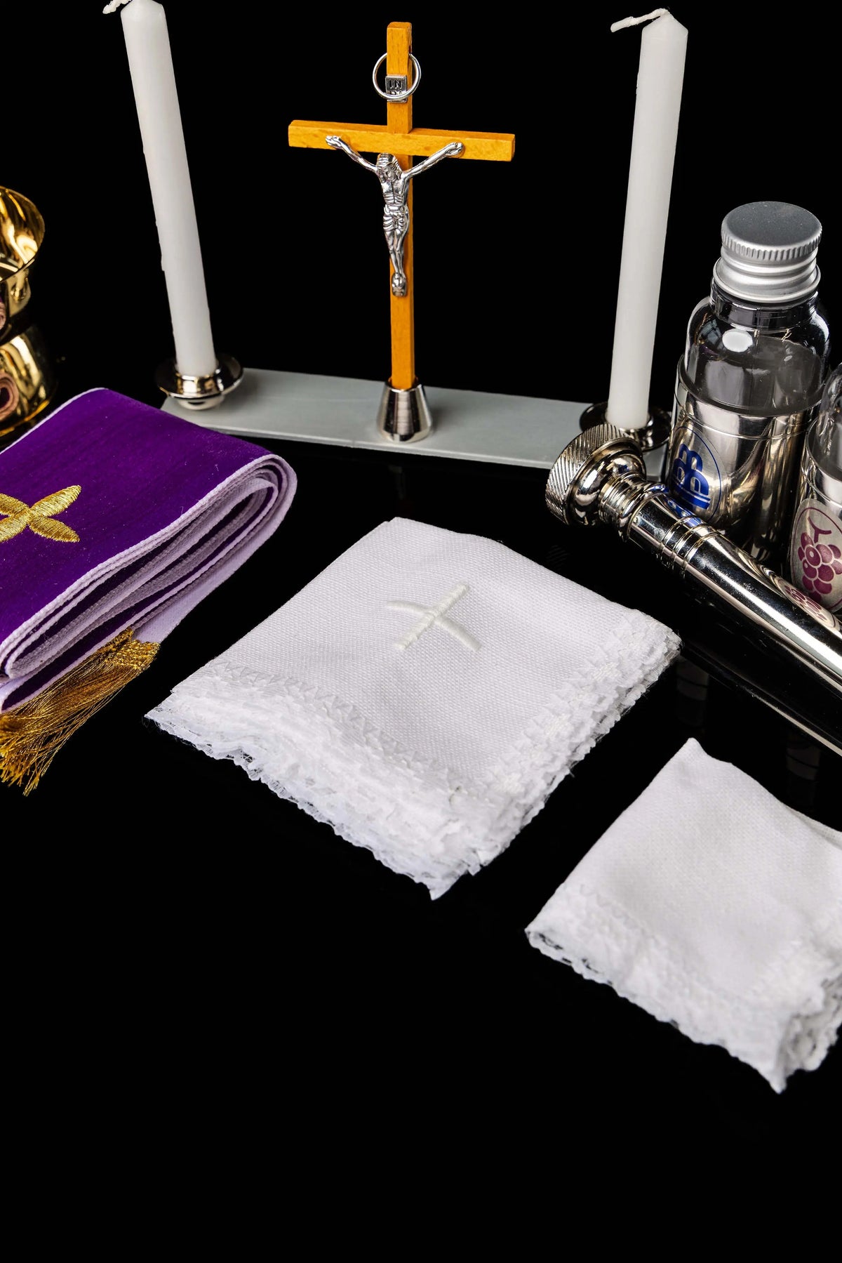 Blanco y dorado maletín litúrgico para misiones, detalle de cruz, velas y textiles