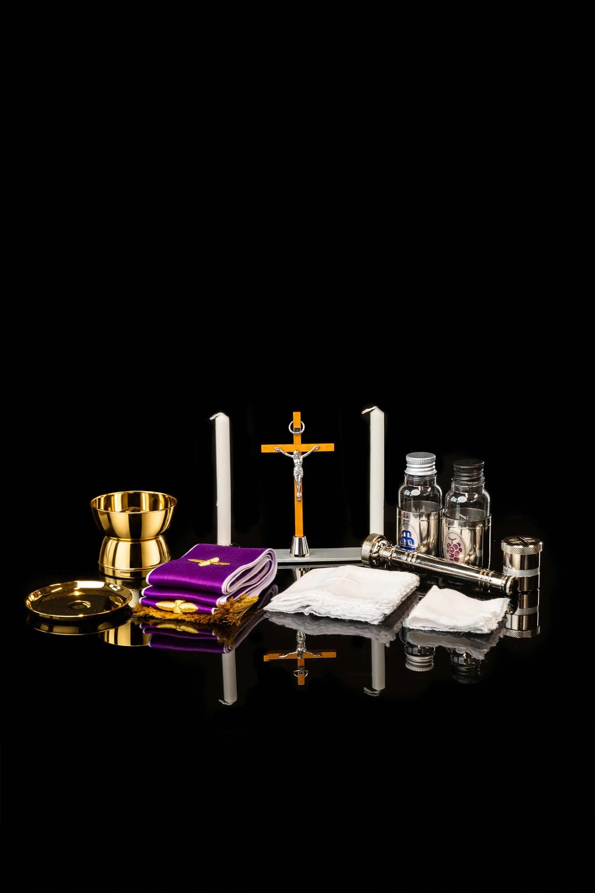 Dorado y morado maletín litúrgico para misiones, equipamiento completo desplegado