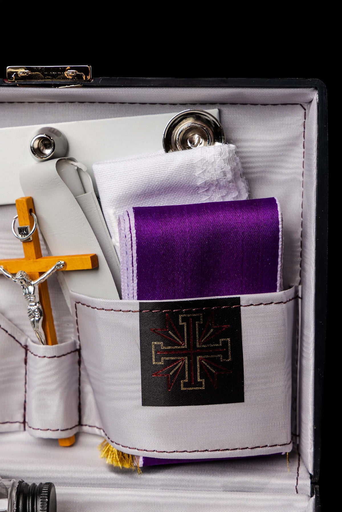 Blanco y morado maletín litúrgico para misiones, detalle de los bolsillos y bordado de cruz
