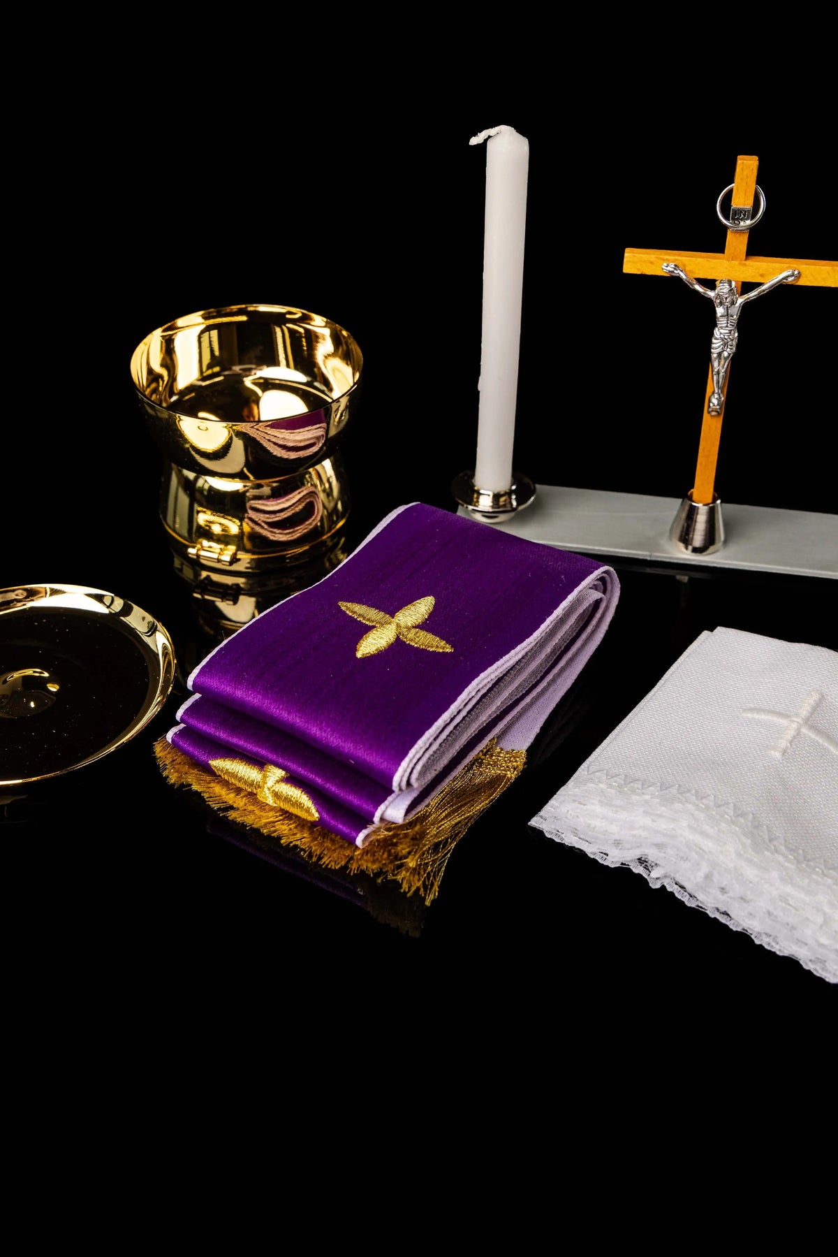 Morado y dorado maletín litúrgico para misiones, accesorios con cruz y textiles bordados