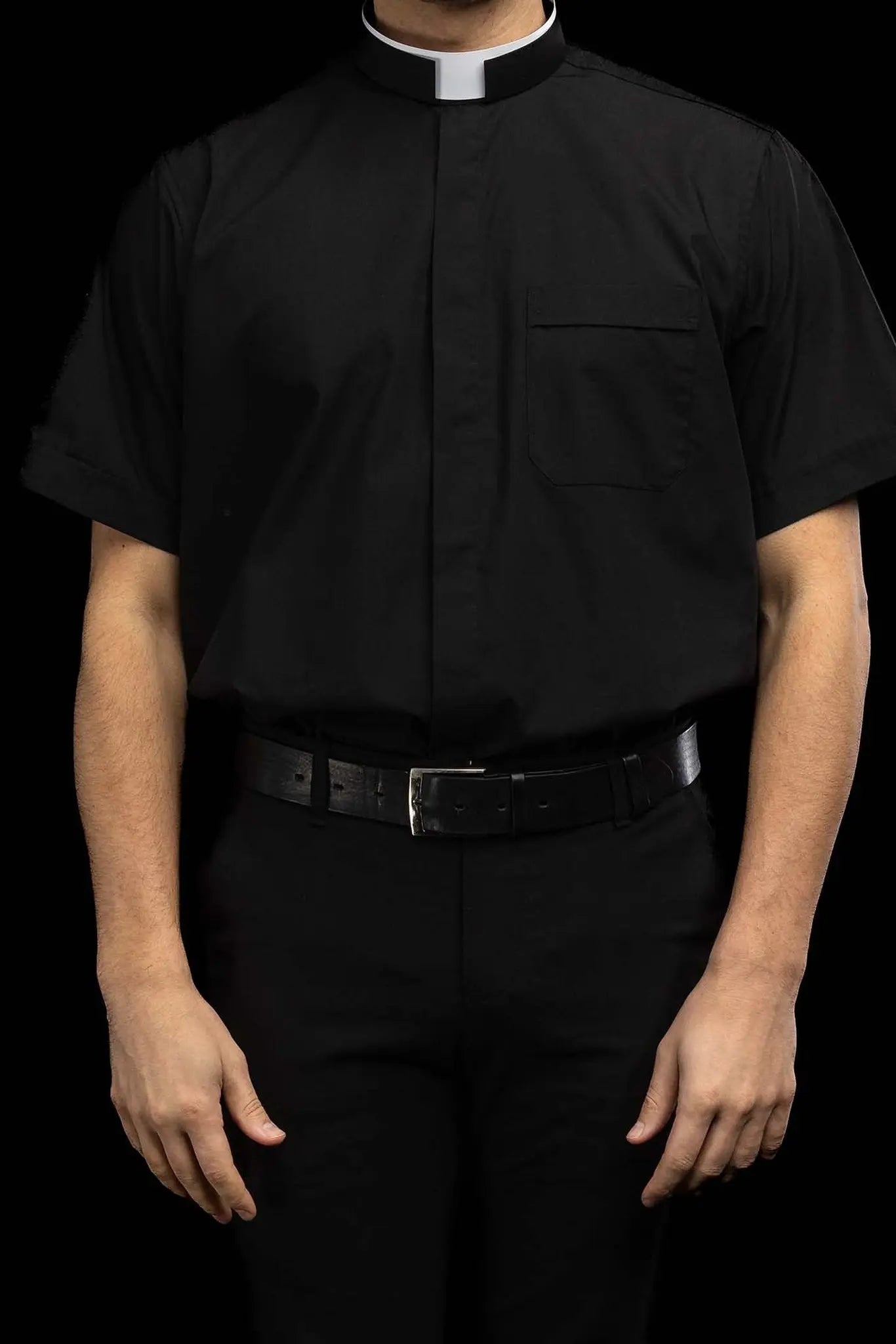 Camisa romana para clérigos negra de manga corta con solapa de cuello