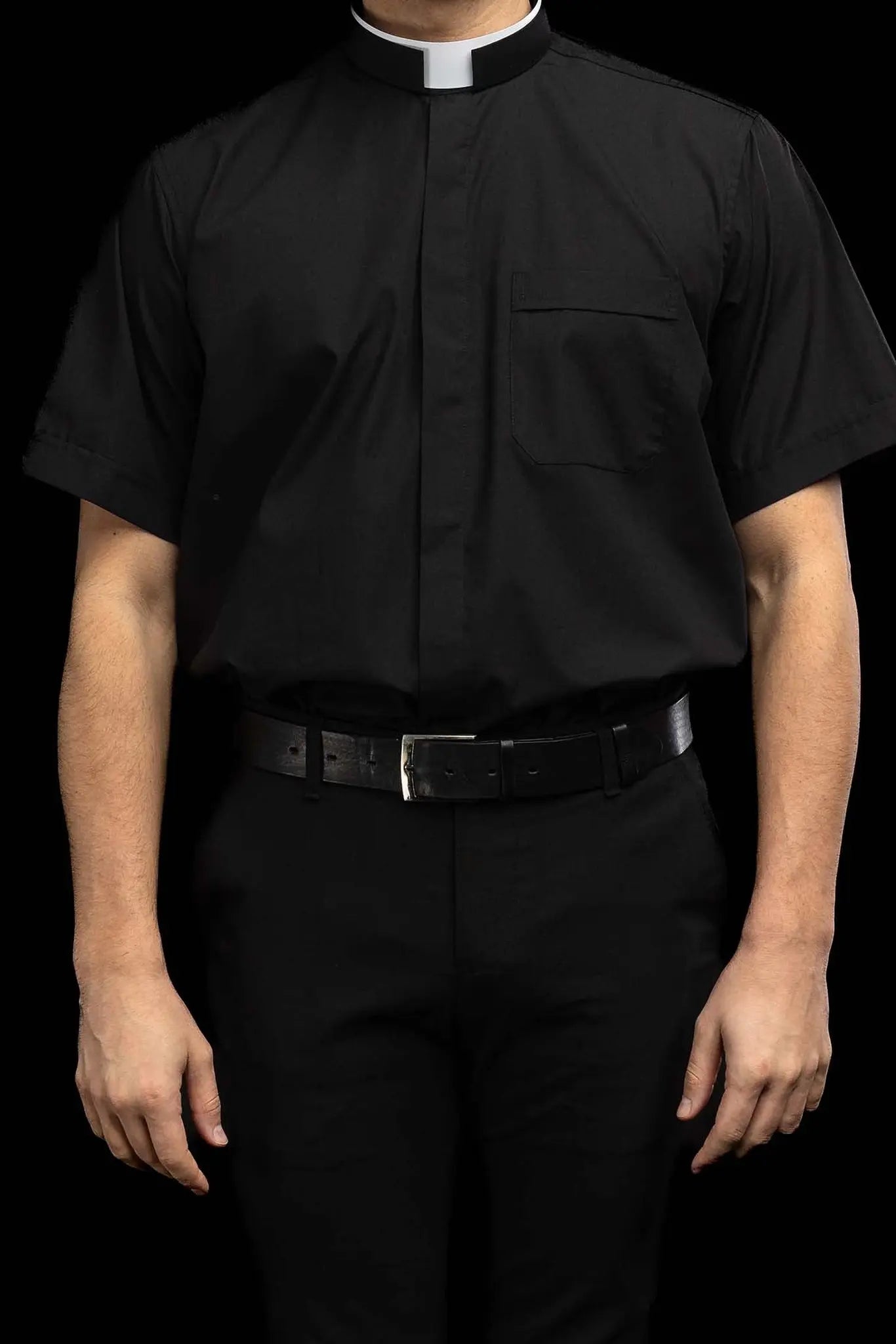 Camisa romana para clérigos negra de manga corta con solapa de cuello