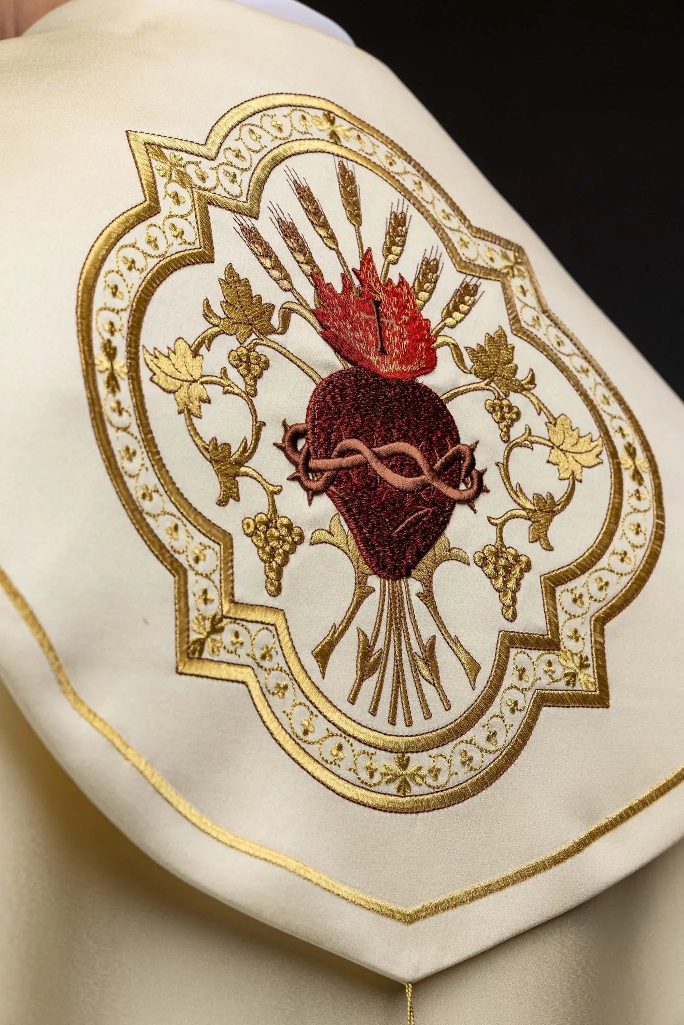 Capa litúrgica con bordado del Sagrado Corazón de Jesús