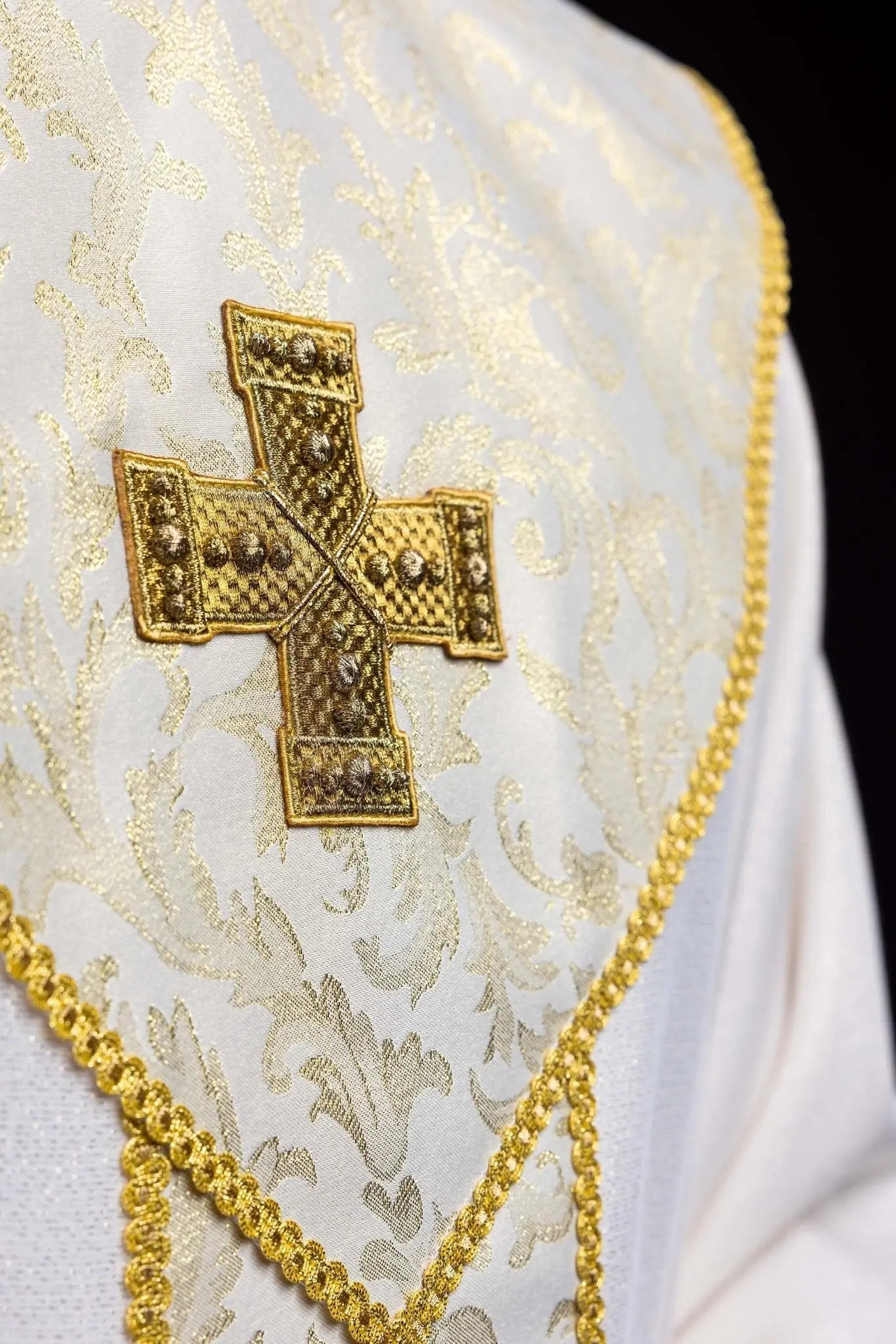 Ecru Chasuble with Gold Cross and Jacquard Fabric - HAFTINA ATELIER
